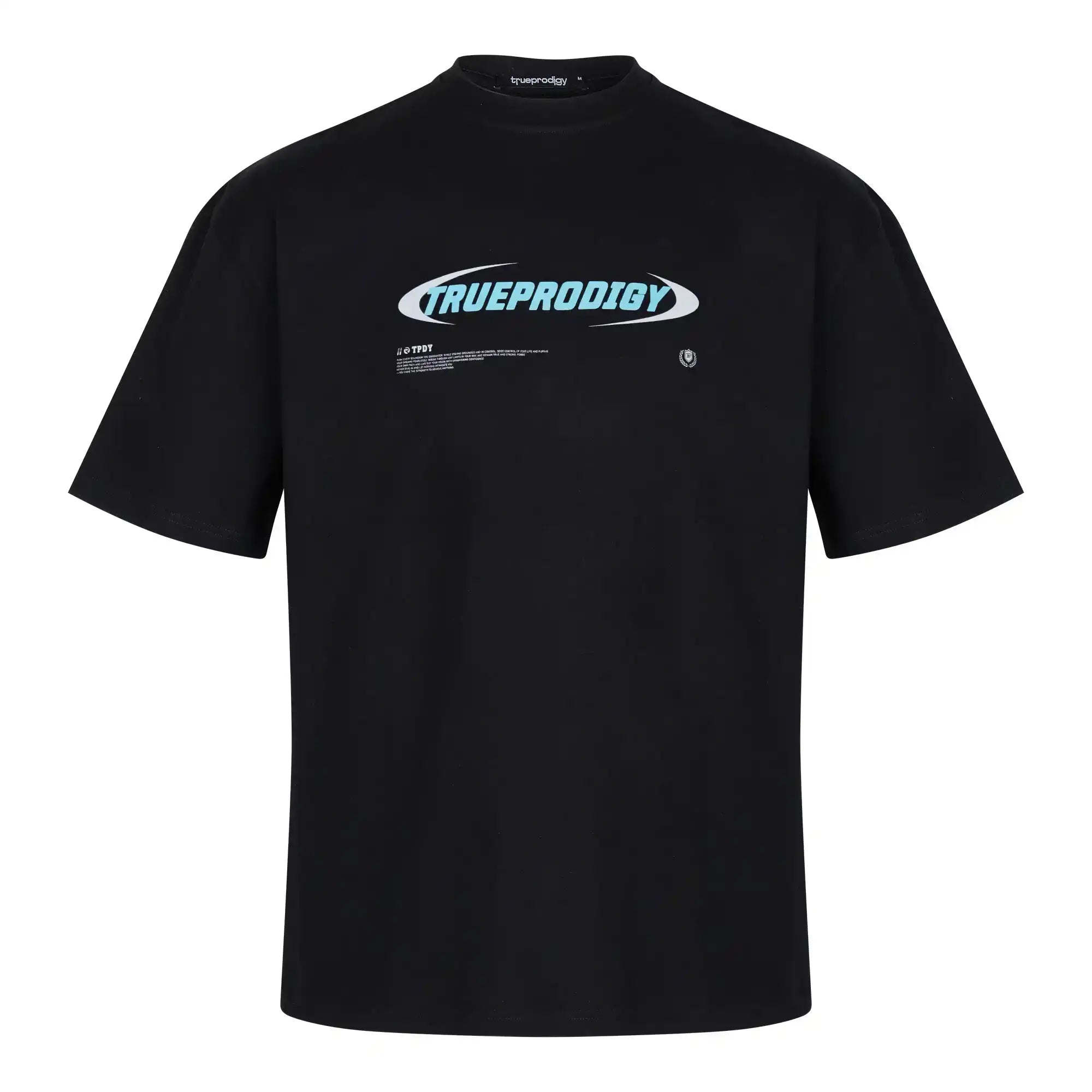 Das Ravi Oversize-Shirt von trueprodigy ist schwarz, aus schwerem Jersey-Stoff gefertigt und zeigt auf der Vorderseite ein großes blau-weißes TRUEPRODIGY-Logo mit extra Text und einem runden Emblem.