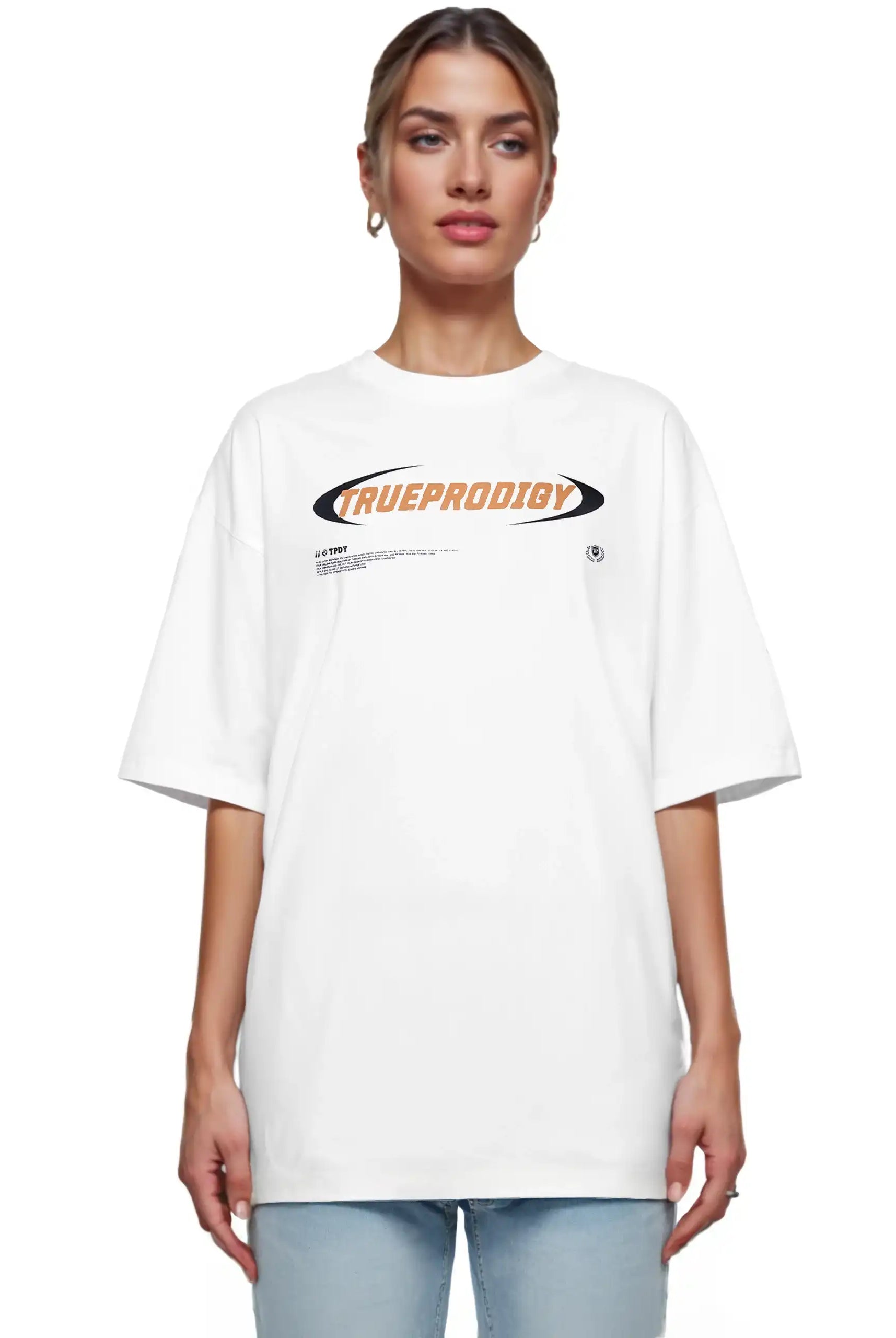 Eine Person blickt in einem weißen trueprodigy Ravi F Oversize-T-Shirt mit farbigem TRUEPRODIGY-Frontprint, gepaart mit hellblauen Jeans, vor einem schlichten weißen Hintergrund nach vorne.