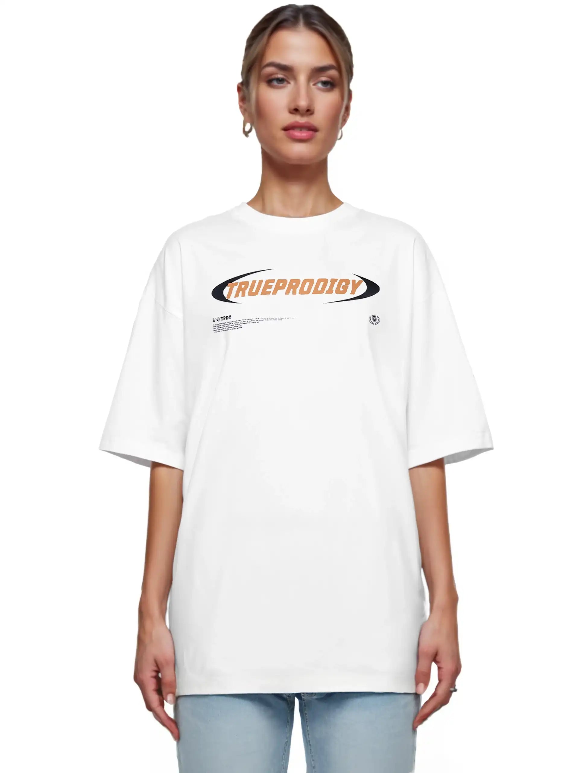 Eine Person blickt in einem weißen trueprodigy Ravi F Oversize-T-Shirt mit farbigem TRUEPRODIGY-Frontprint, gepaart mit hellblauen Jeans, vor einem schlichten weißen Hintergrund nach vorne.