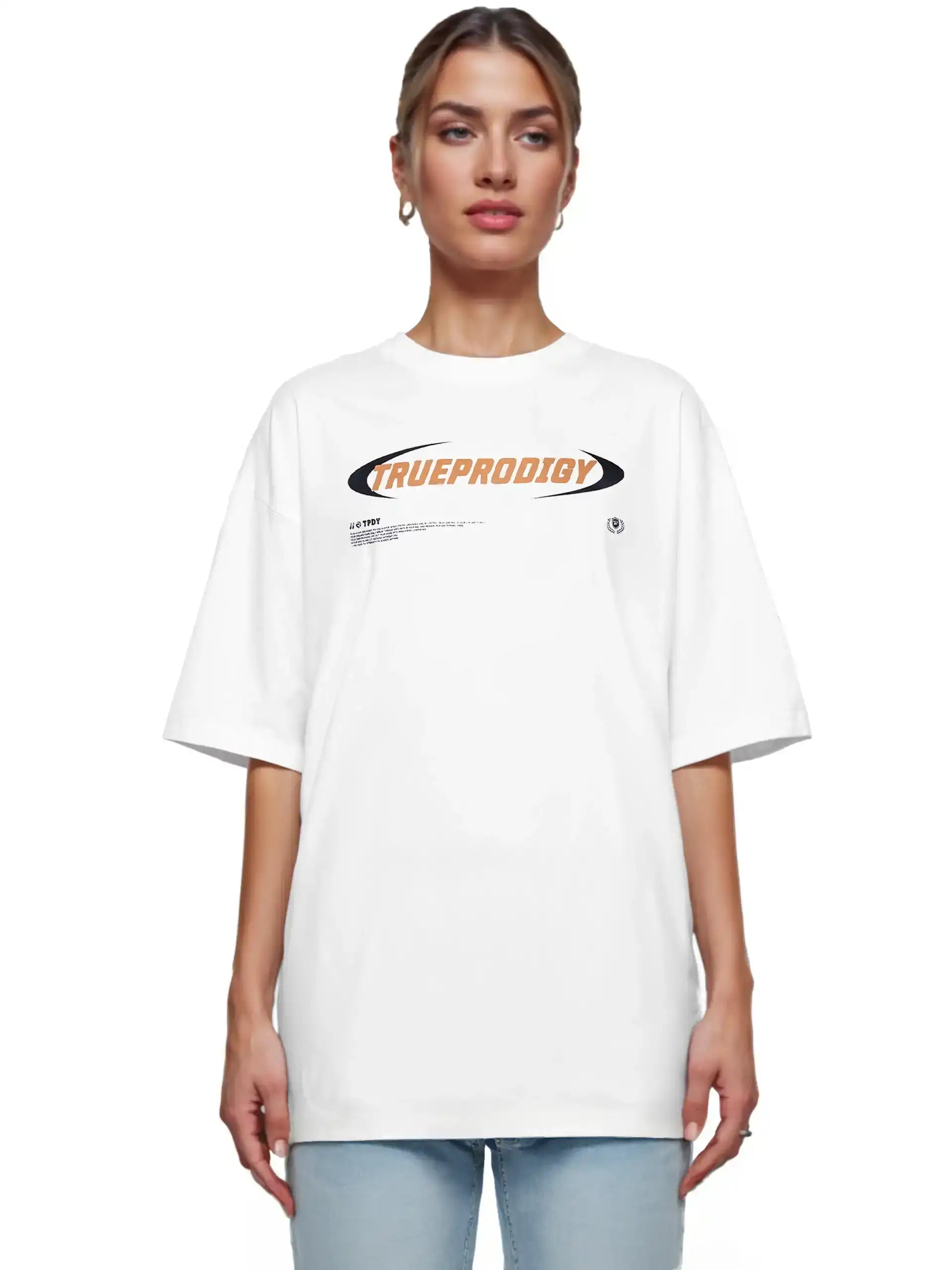 Eine Person blickt in einem weißen trueprodigy Ravi F Oversize-T-Shirt mit farbigem TRUEPRODIGY-Frontprint, gepaart mit hellblauen Jeans, vor einem schlichten weißen Hintergrund nach vorne.