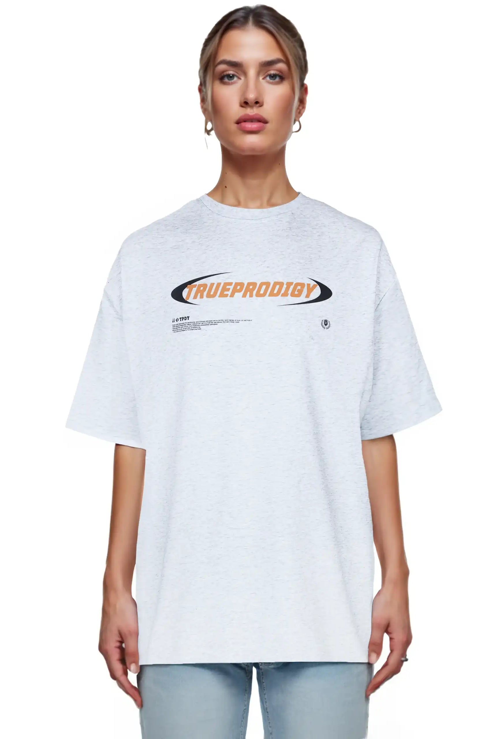 Eine Person im trueprodigy Ravi F Oversize-T-Shirt mit buntem TRUEPRODIGY Frontprint und hellblauer Jeans steht vor einem schlichten weißen Hintergrund.