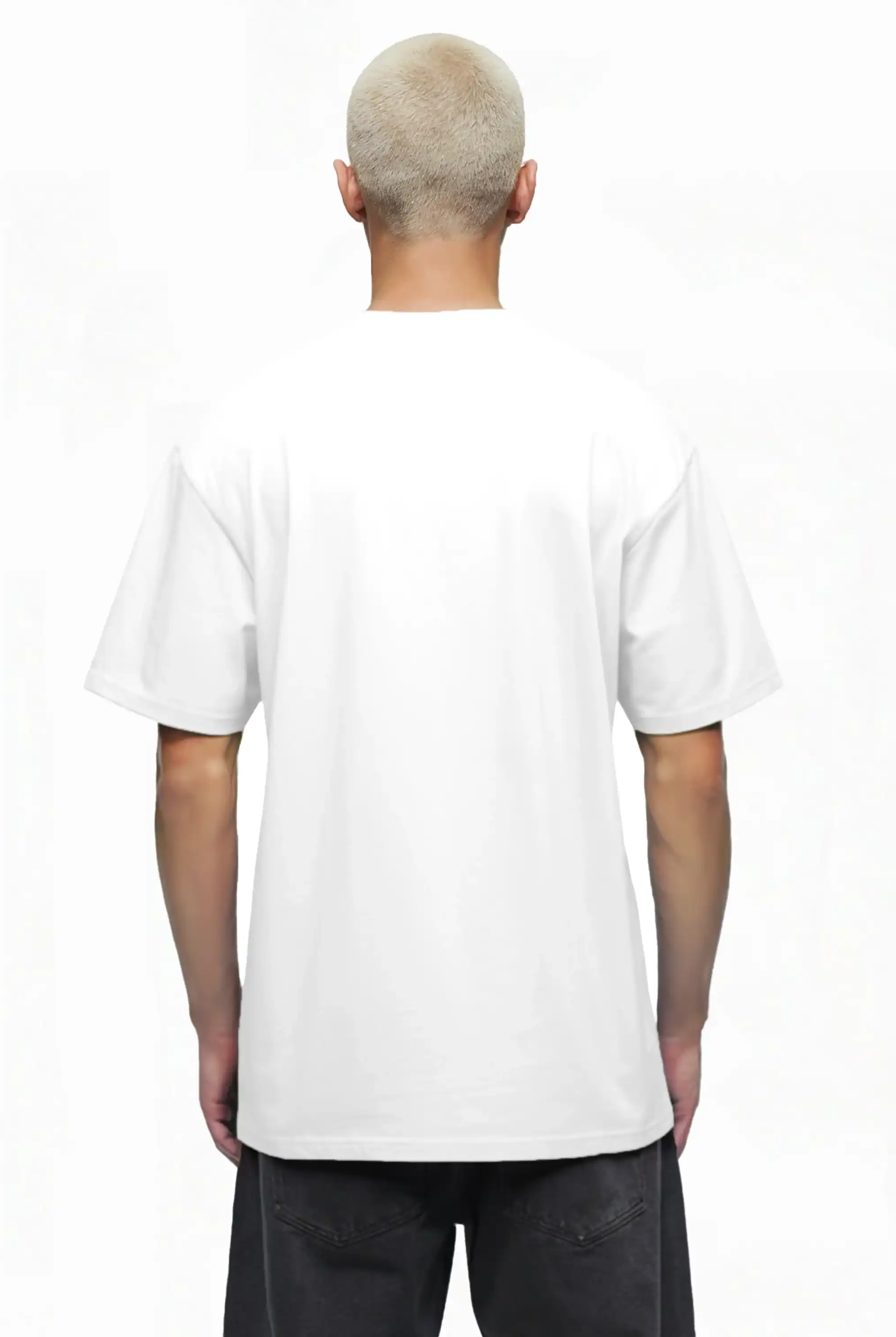 Eine Person mit kurzen, hellblonden Haaren ist von hinten zu sehen. Sie trägt das trueprodigy Marin Oversize-T-Shirt mit edlem Schriftzug auf der Brust und eine dunkle Hose und steht vor einem sauberen weißen Hintergrund.