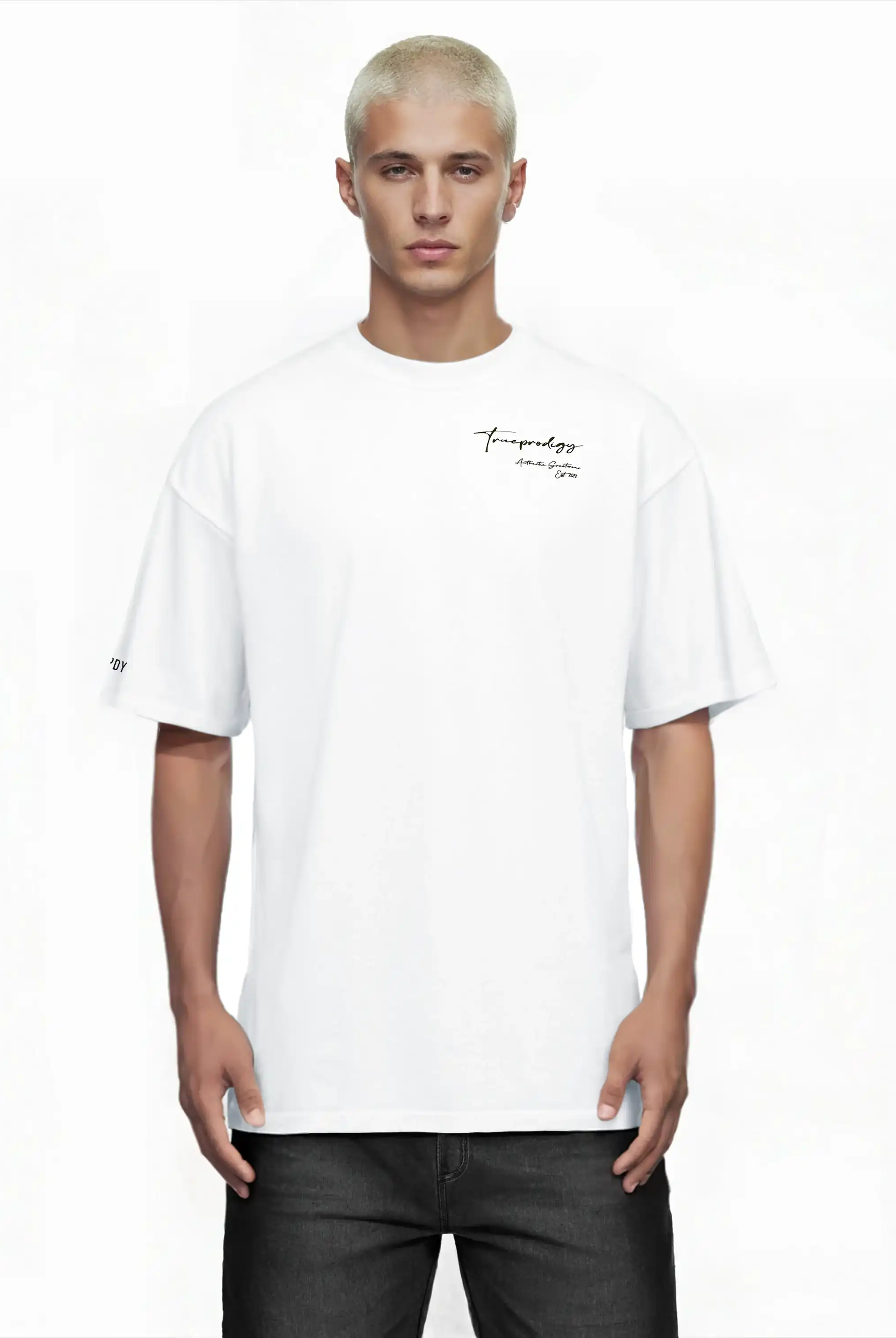 Eine Person mit kurzen, hellblonden Haaren trägt das trueprodigy Marin Oversize-T-Shirt mit edlem Schriftzug auf der Brust in schlichtem Weiß mit kleiner schwarzer Schrift, gepaart mit einer schwarzen Hose, vor einem weißen Hintergrund.