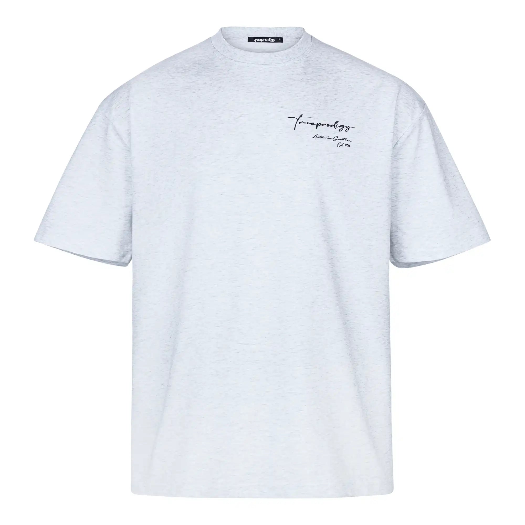 Das trueprodigy Marin F Oversize-T-Shirt hat einen feinen Logo-Schriftzug auf der Brust und einen TPDY-Druck auf dem Ärmel. Es ist aus leichtem grauem Jersey gefertigt, hat einen Rundhalsausschnitt und kurze Ärmel. Der Hintergrund ist weiß.
