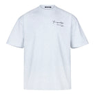 Das trueprodigy Marin Oversize-T-Shirt ist ein unisex Shirt aus dickem Jersey-Stoff in Hellgrau mit Rundhalsausschnitt, kurzen Ärmeln und kleinem schwarzen Schriftzug auf der linken Brust.