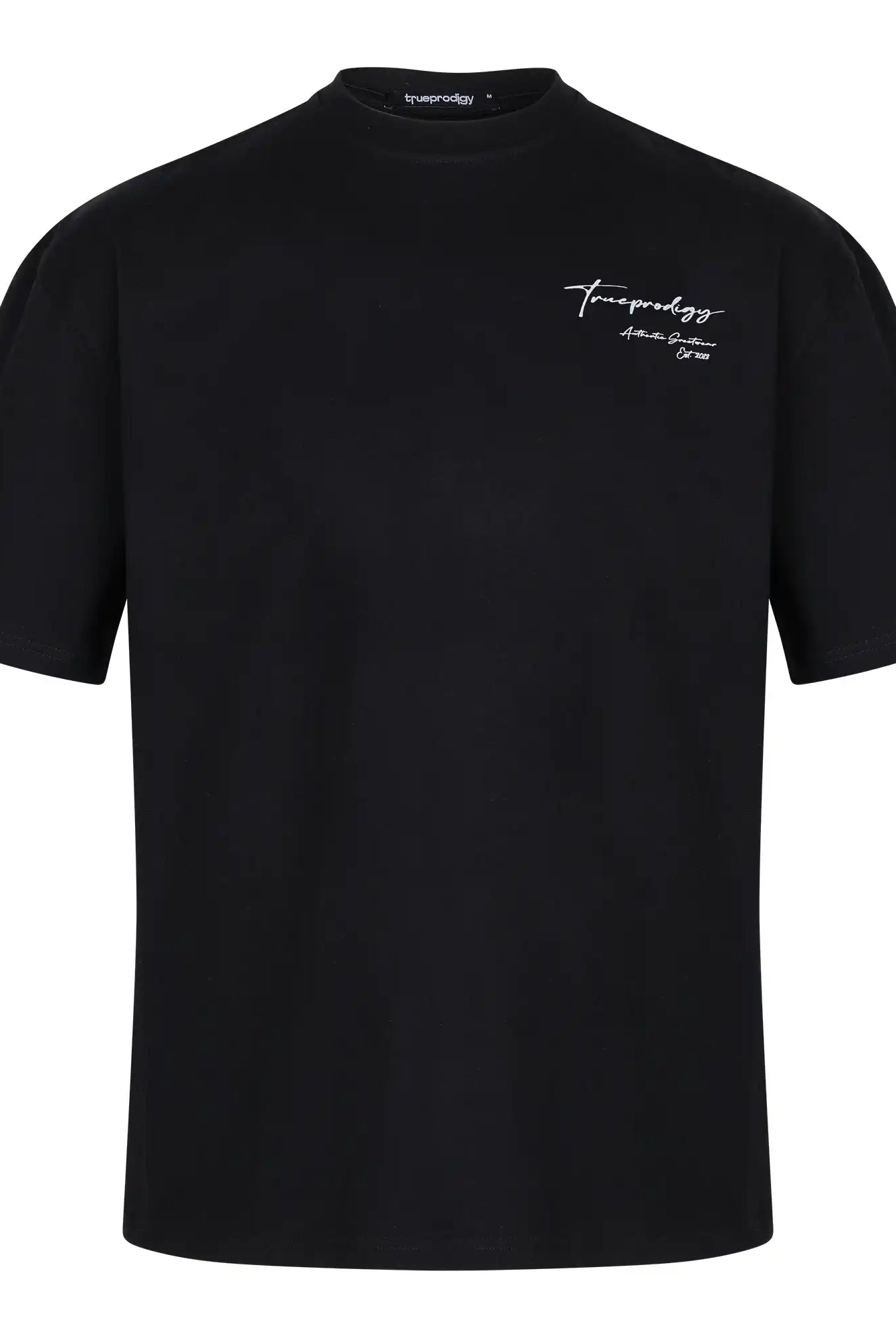 Das trueprodigy Marin F Oversize-T-Shirt verfügt über eine feine Logo-Schrift in Weiß auf der linken Brust und einen TPDY-Print am rechten Ärmel. Das Unisex-Shirt aus dickem Jersey-Stoff hat einen klassischen Rundhalsausschnitt.