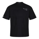 Das trueprodigy Marin Oversize-T-Shirt verfügt über einen eleganten Brust-Schriftzug, der aus dickem Jersey-Stoff gefertigt ist. Das schwarze Unisex-T-Shirt mit kurzen Ärmeln und Rundhalsausschnitt zeigt sich flach auf weißem Hintergrund, mit dezenten weißen Textakzenten.