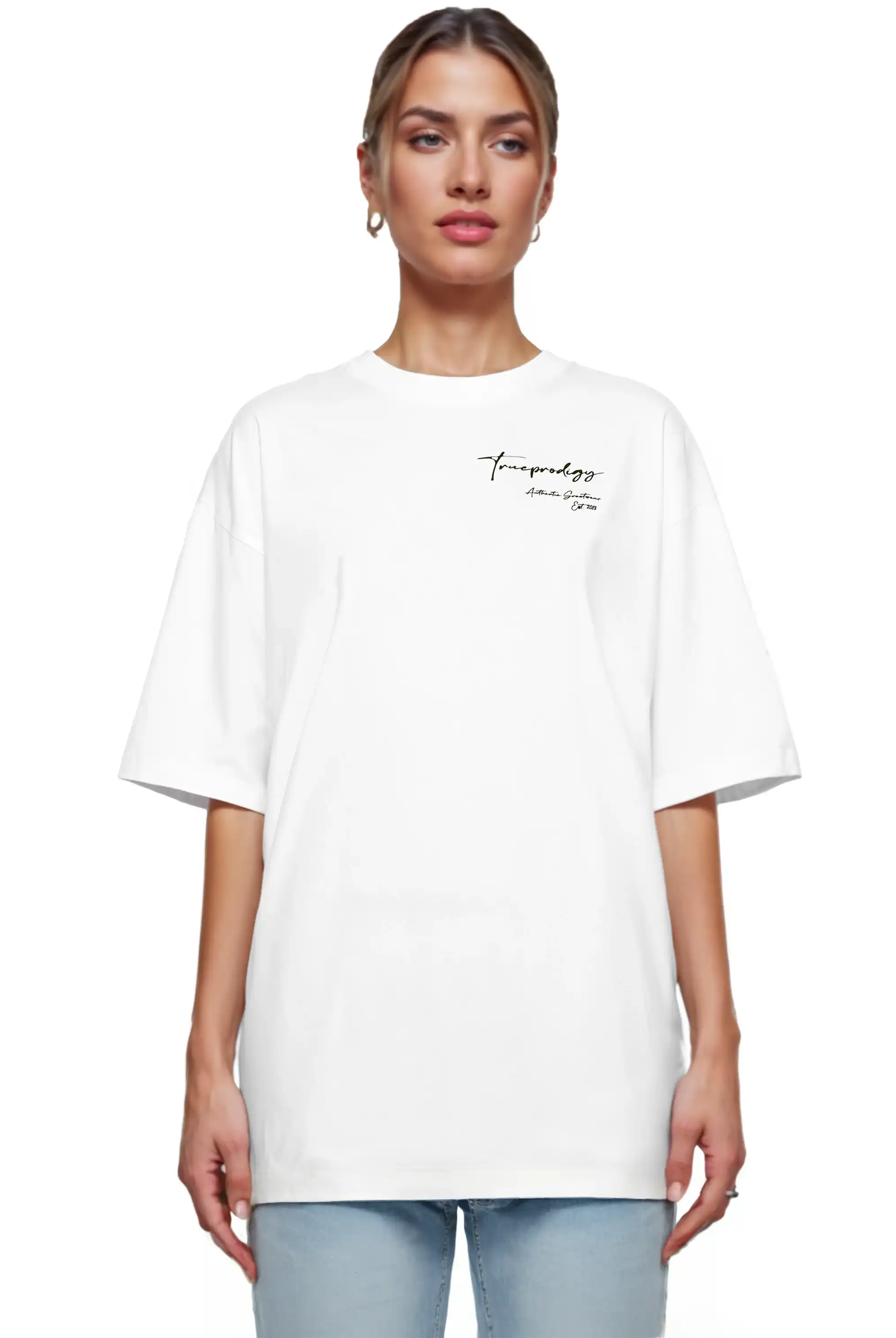 Eine Person steht mit Blick nach vorne in einem locker sitzenden trueprodigy Marin F Oversize-T-Shirt mit feiner Logo-Schrift & TPDY-Print am Ärmel und hellblauen Jeans. Das kurzärmelige Shirt hat einen kleinen schwarzen Schriftzug auf der linken Brust. Der Hintergrund ist einfarbig weiß.