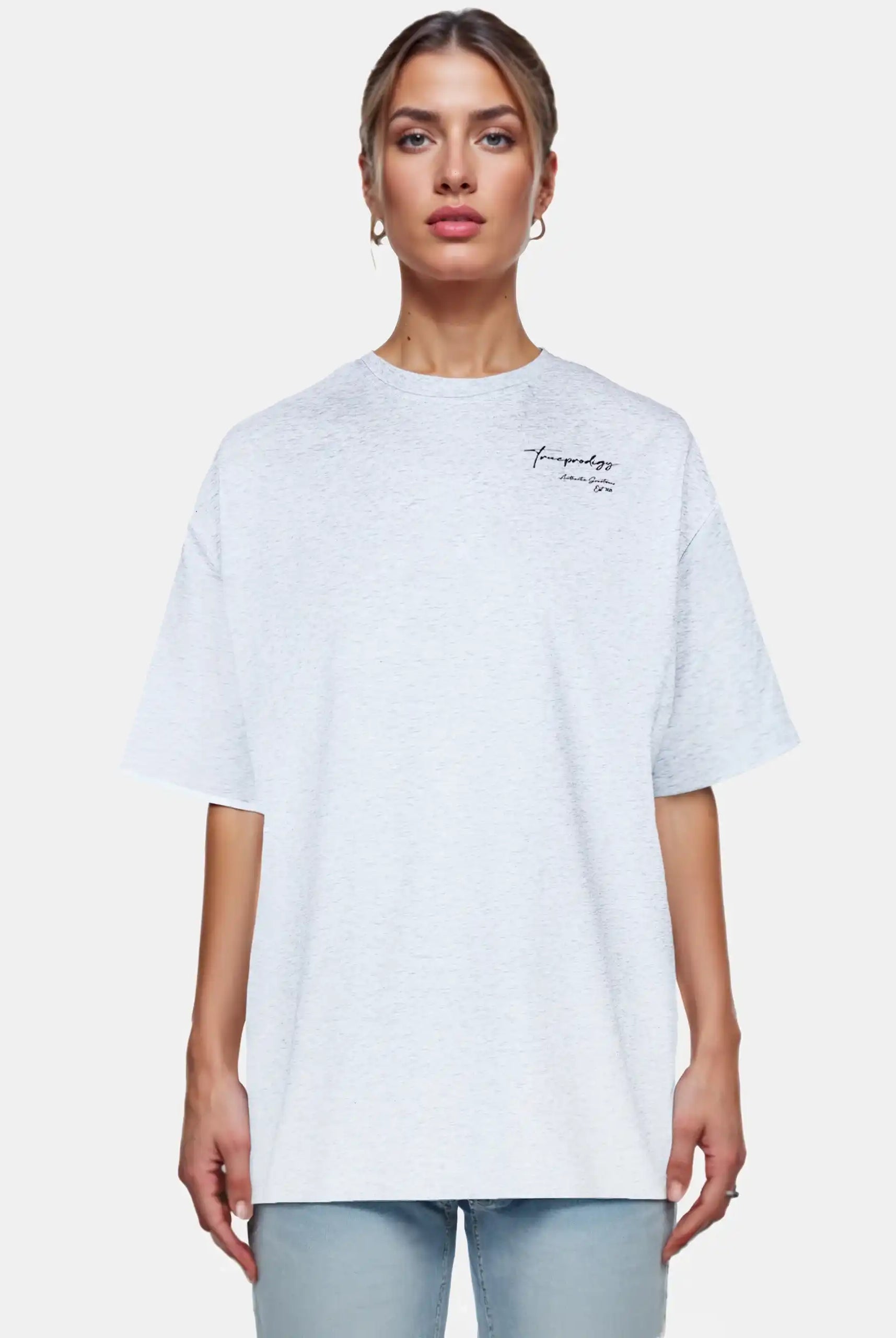 Eine Person trägt das trueprodigy Marin F Oversize-T-Shirt mit feinem Logo-Schriftzug und TPDY-Druck auf dem Ärmel in Hellgrau, gepaart mit hellblauen Jeans, vor einem schlichten weißen Hintergrund.