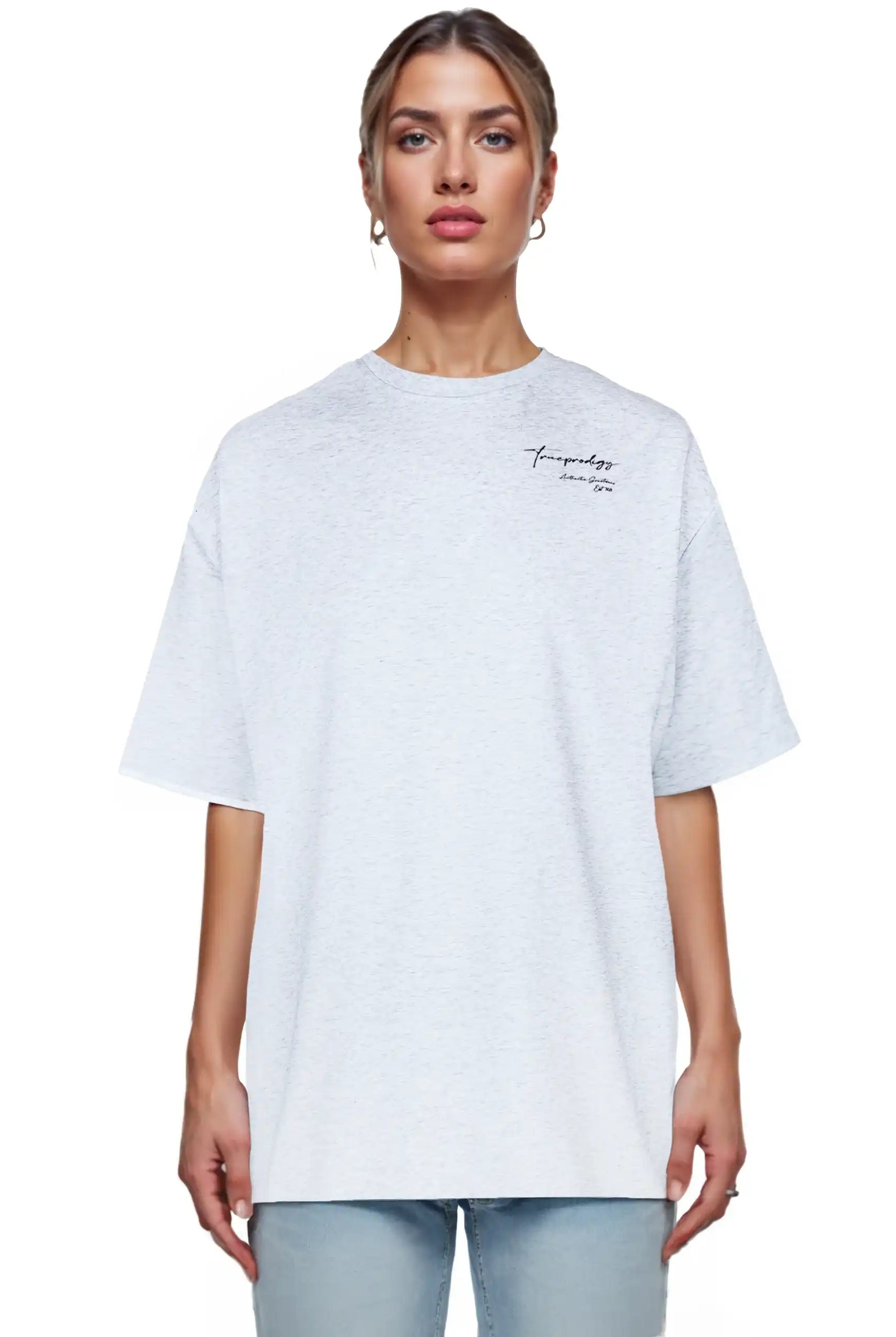 Eine Person trägt das hellgraue Marin F Oversize-T-Shirt mit feiner Logo-Schrift & TPDY-Print am Ärmel von trueprodigy, gepaart mit hellblauen Jeans, vor einem schlichten weißen Hintergrund.
