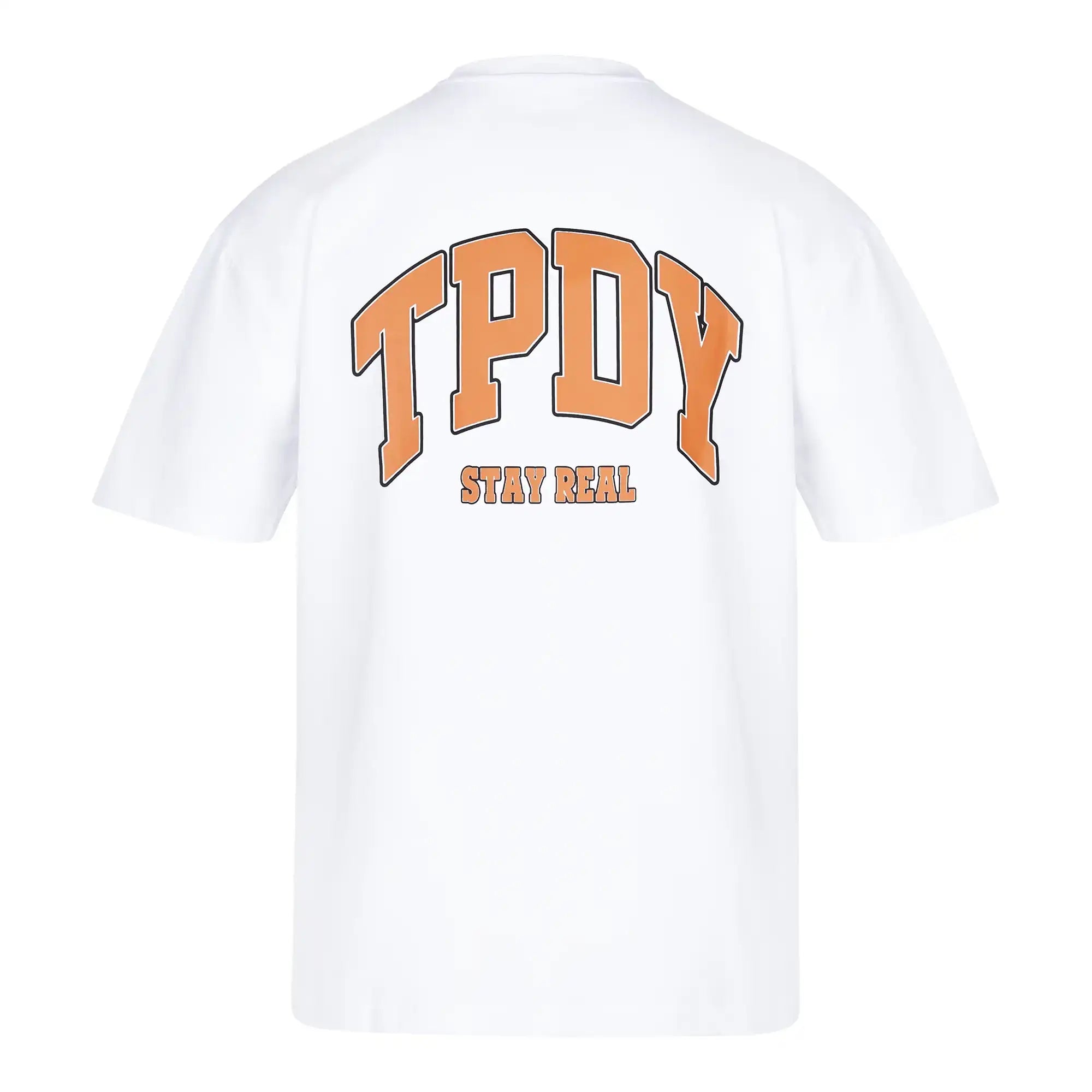 Das Arin F Oversize-T-Shirt von trueprodigy ist ein weißes Unisex-T-Shirt aus dickem Jersey mit fetten orangefarbenen TPDY-Schriftzügen auf der Vorderseite und einem "Stay Real"-Aufdruck auf der Rückseite.