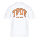 Das Arin Oversize-Shirt mit TPDY-Logo & Rückenprint "Stay Real" von trueprodigy ist ein weißes Unisex-T-Shirt aus dickem Jersey, mit großen orangen "TPDY"-Buchstaben und dem Slogan "STAY REAL" am Rücken.