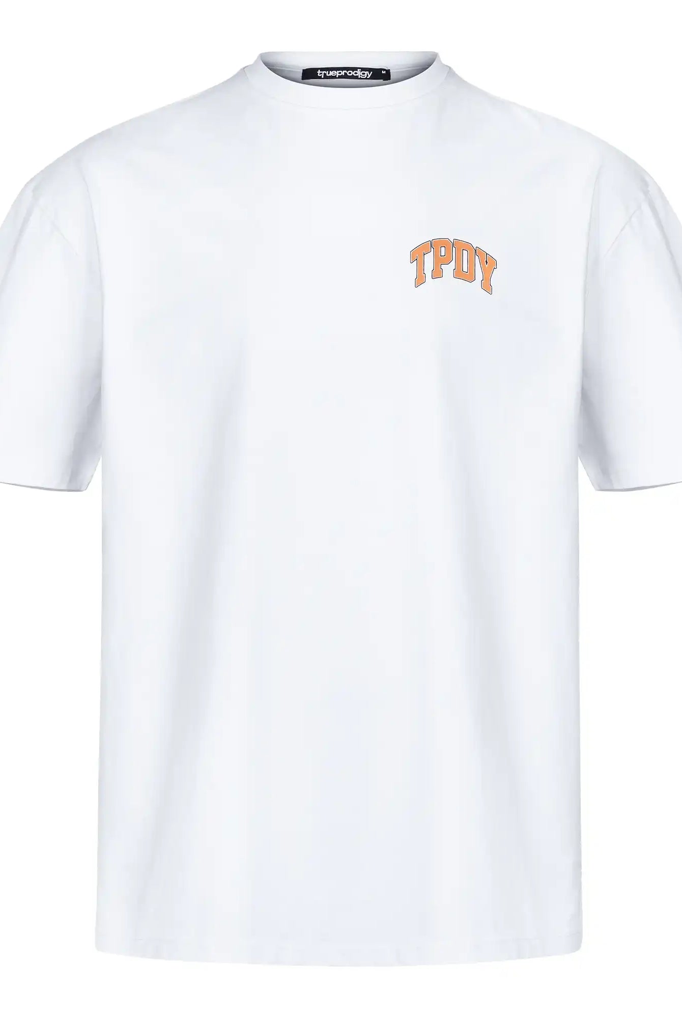 Das Arin F Oversize-T-Shirt von trueprodigy hat eine lockere Unisex-Passform aus weißem Jersey mit einem kleinen orange-gelben TPDY-Logo auf der Brust und einem "Stay Real"-Druck auf dem Rücken.