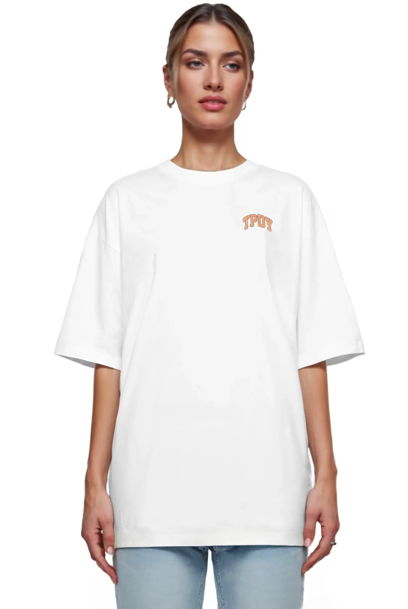 Eine Person trägt das trueprodigy Arin F Oversize-T-Shirt mit TPDY-Print & "Stay Real" Rückenmotiv in dickerem Jersey Stoff, gepaart mit hellblauer Jeans, vor einem schlichten weißen Hintergrund.