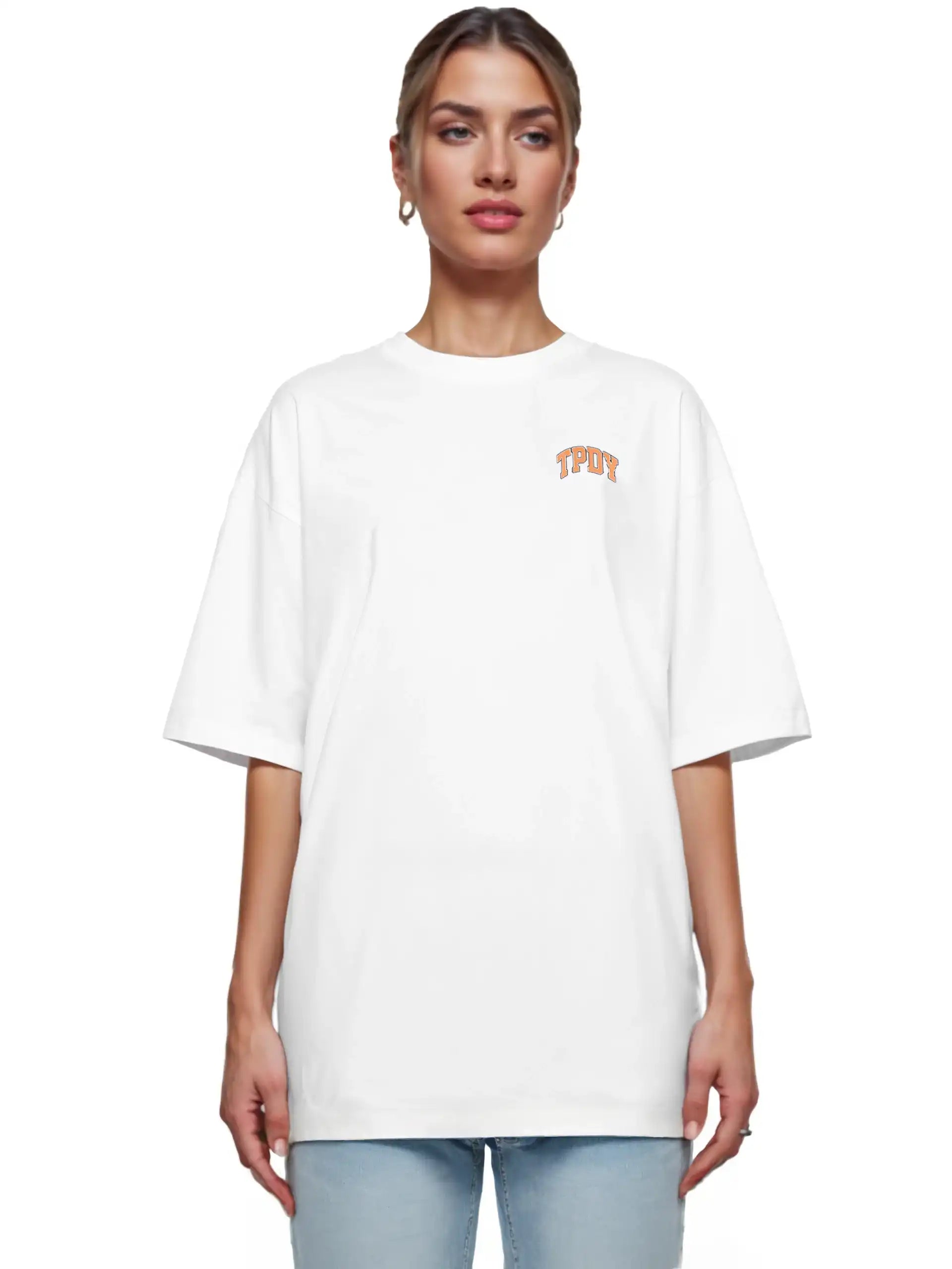 Eine Person trägt das trueprodigy Arin F Oversize-T-Shirt mit TPDY-Print & "Stay Real" Rückenmotiv in dickerem Jersey Stoff, gepaart mit hellblauer Jeans, vor einem schlichten weißen Hintergrund.