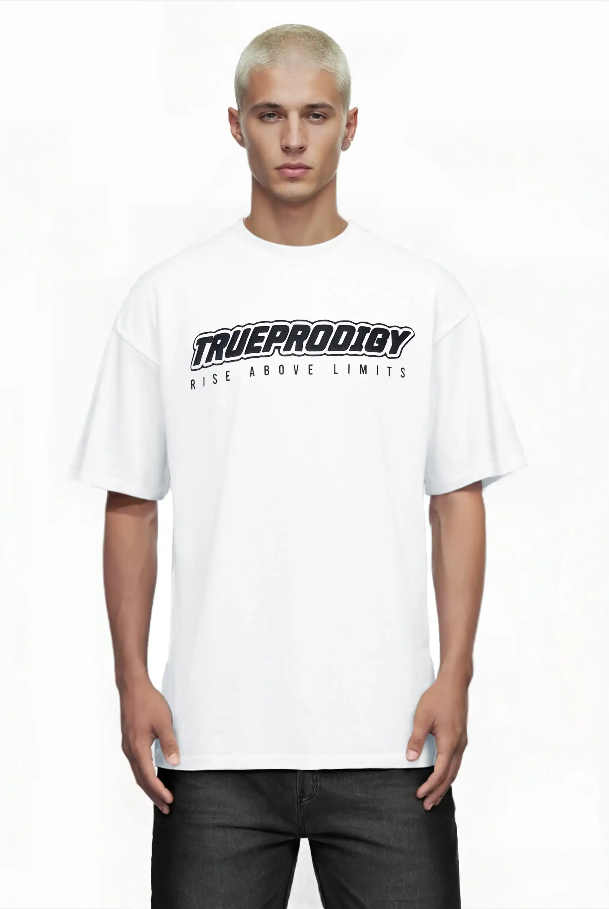 Eine Person mit kurzen blonden Haaren trägt das trueprodigy Toni Oversize-Shirt mit 3D-Schaumprint & "Rise Above Limits" vor einem schlichten weißen Hintergrund.