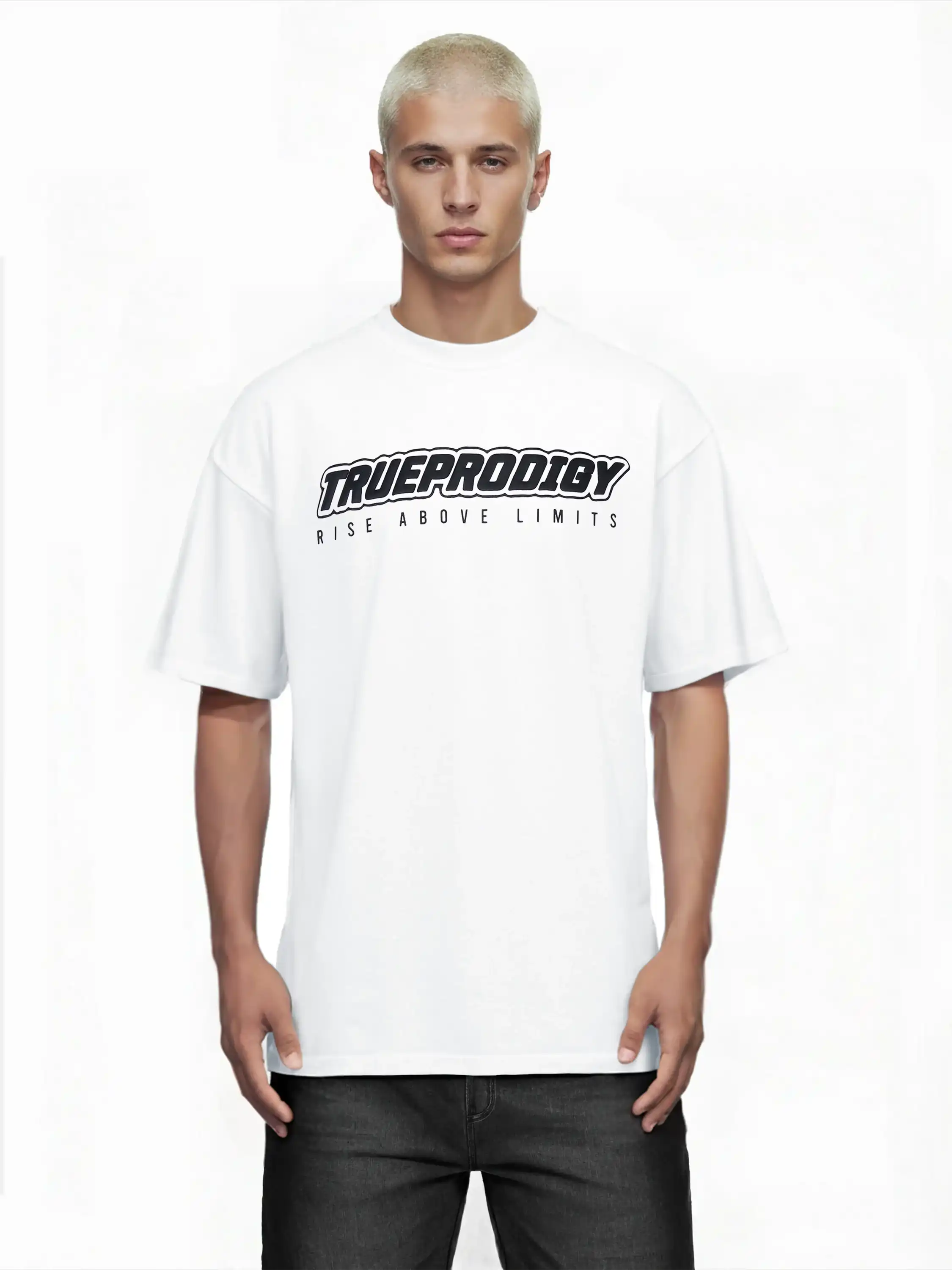 Eine Person mit kurzen blonden Haaren trägt das trueprodigy Toni Oversize-Shirt mit 3D-Schaumprint & "Rise Above Limits" vor einem schlichten weißen Hintergrund.