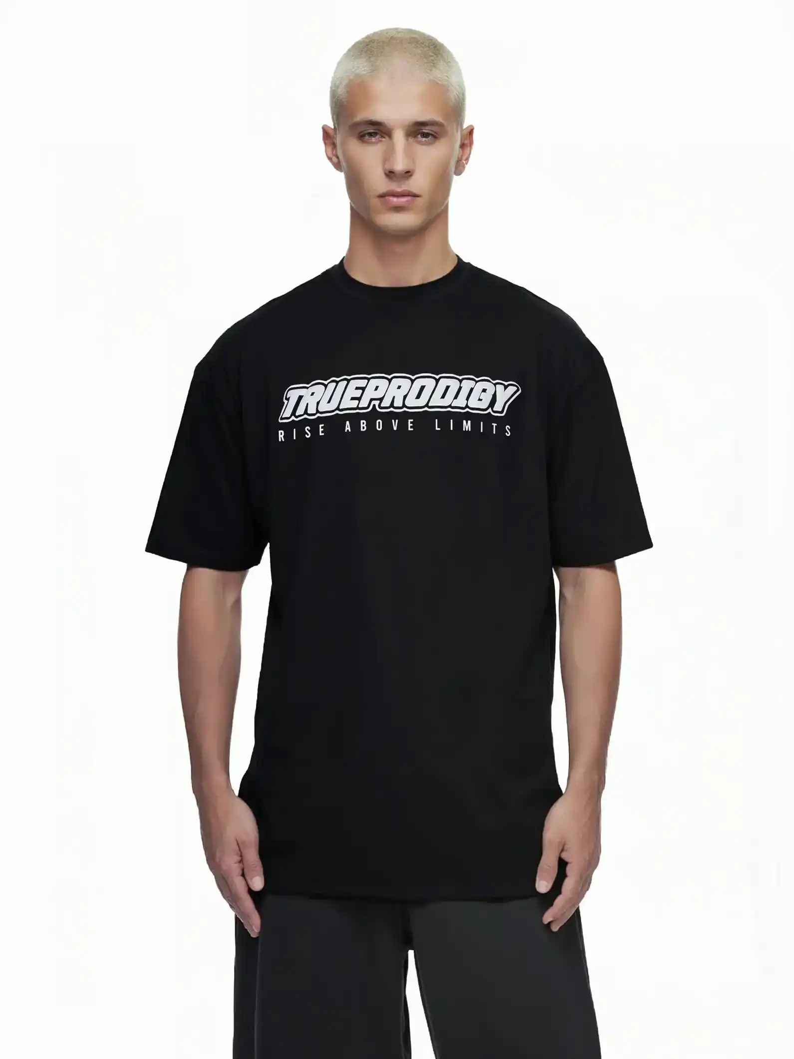 Eine Person mit kurzen blonden Haaren trägt das trueprodigy Toni Oversize-Shirt mit 3D-Schaumprint & "Rise Above Limits", hergestellt aus schwerem Jerseystoff, vor einem schlichten weißen Hintergrund.