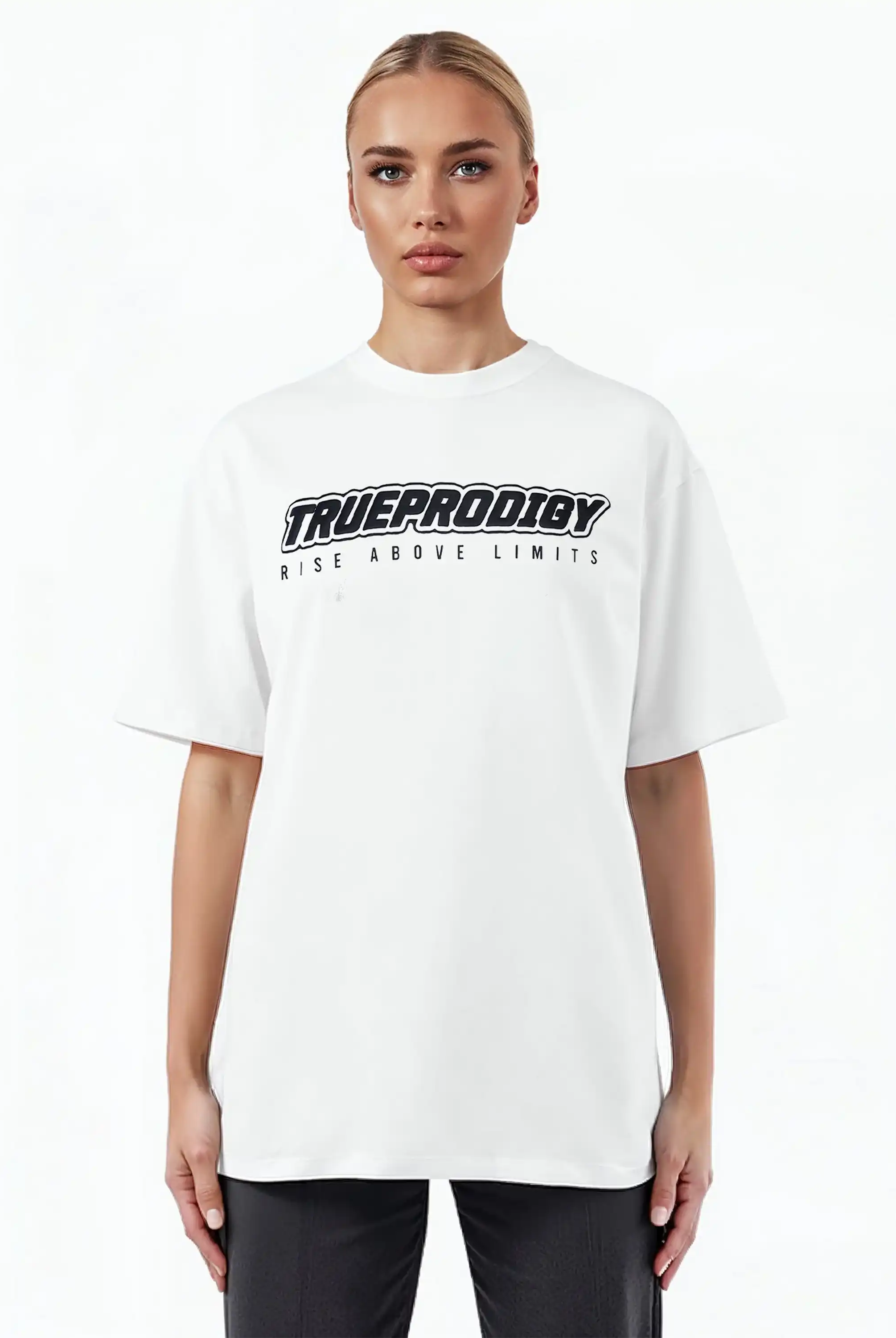 Eine Person mit hochgesteckten blonden Haaren modelliert das trueprodigy Toni F Oversize-T-Shirt mit 3D-Schriftzug "TRUEPRODIGY" & "Rise Above Limits" vor einem schlichten weißen Hintergrund.