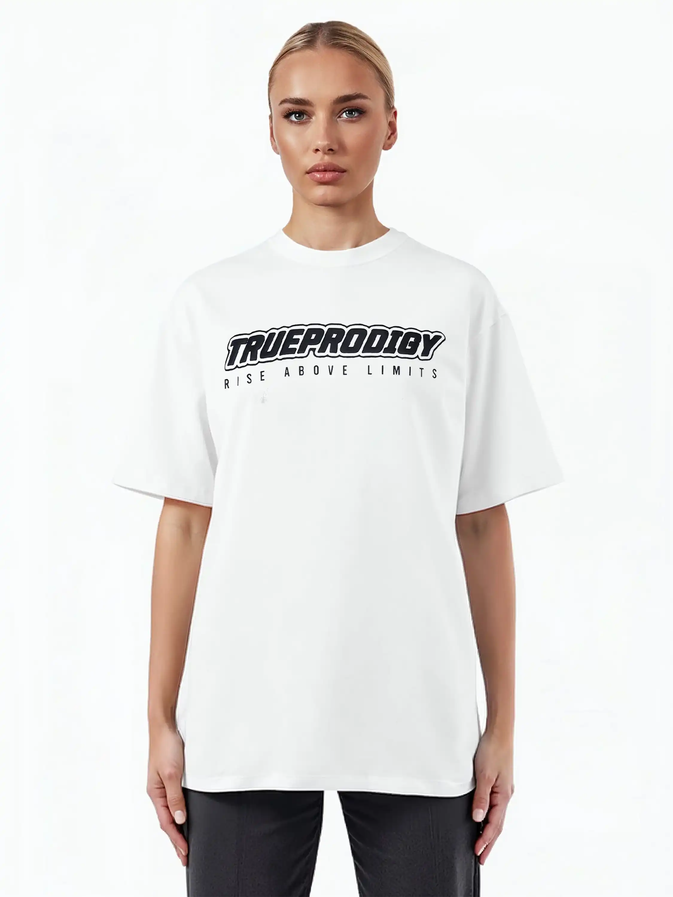 Eine Person mit hochgesteckten blonden Haaren modelliert das trueprodigy Toni F Oversize-T-Shirt mit 3D-Schriftzug "TRUEPRODIGY" & "Rise Above Limits" vor einem schlichten weißen Hintergrund.