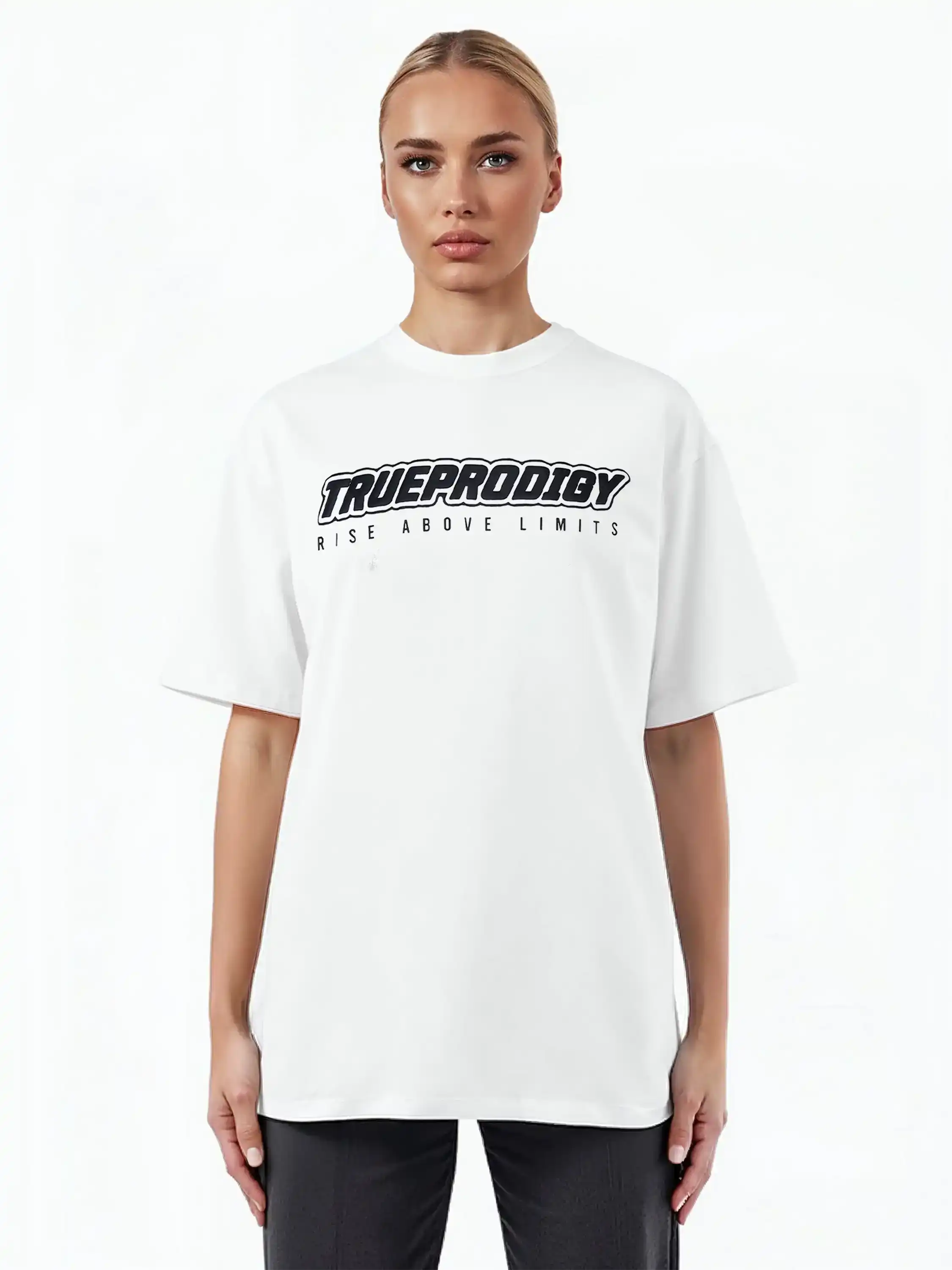 Eine Person mit hochgesteckten blonden Haaren modelliert das trueprodigy Toni F Oversize-T-Shirt mit 3D-Schriftzug "TRUEPRODIGY" & "Rise Above Limits" vor einem schlichten weißen Hintergrund.