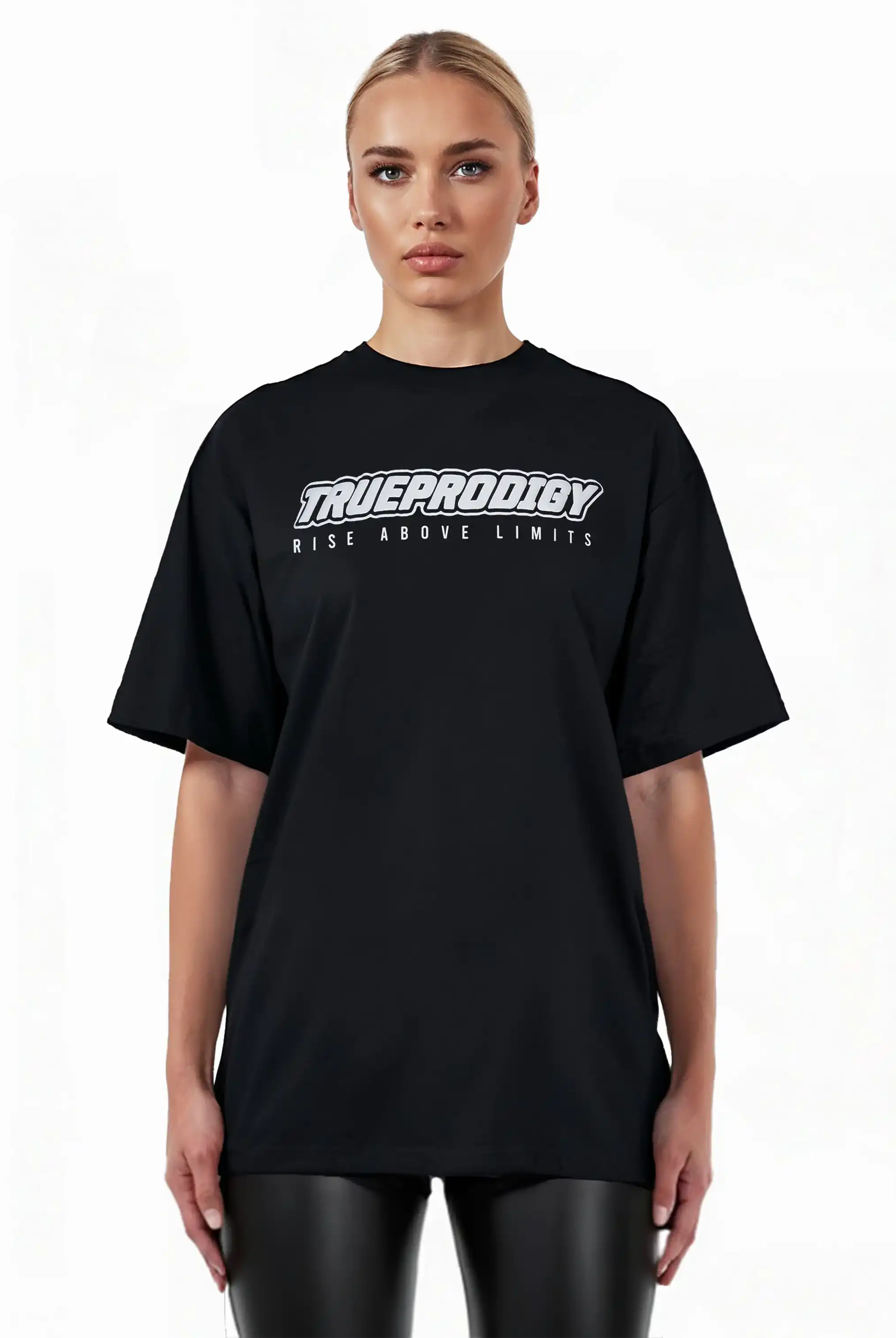 Eine blondhaarige Frau trägt das Toni F Oversize-T-Shirt von trueprodigy mit dem 3D-Slogan "TRUEPRODIGY" & "Rise Above Limits". Sie steht vor einem schlichten weißen Hintergrund und blickt geradeaus.