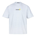 Das Juniper Oversize-Herren-T-Shirt von trueprodigy hat einen hellgrauen Heavyweight-Jersey, kurze Ärmel, einen Rundhalsausschnitt und einen Brustaufdruck mit "TRUEPRODIGY", "ABOVE AND BEYOND LIMITS" und einem kleinen gelben Smiley-Logo.