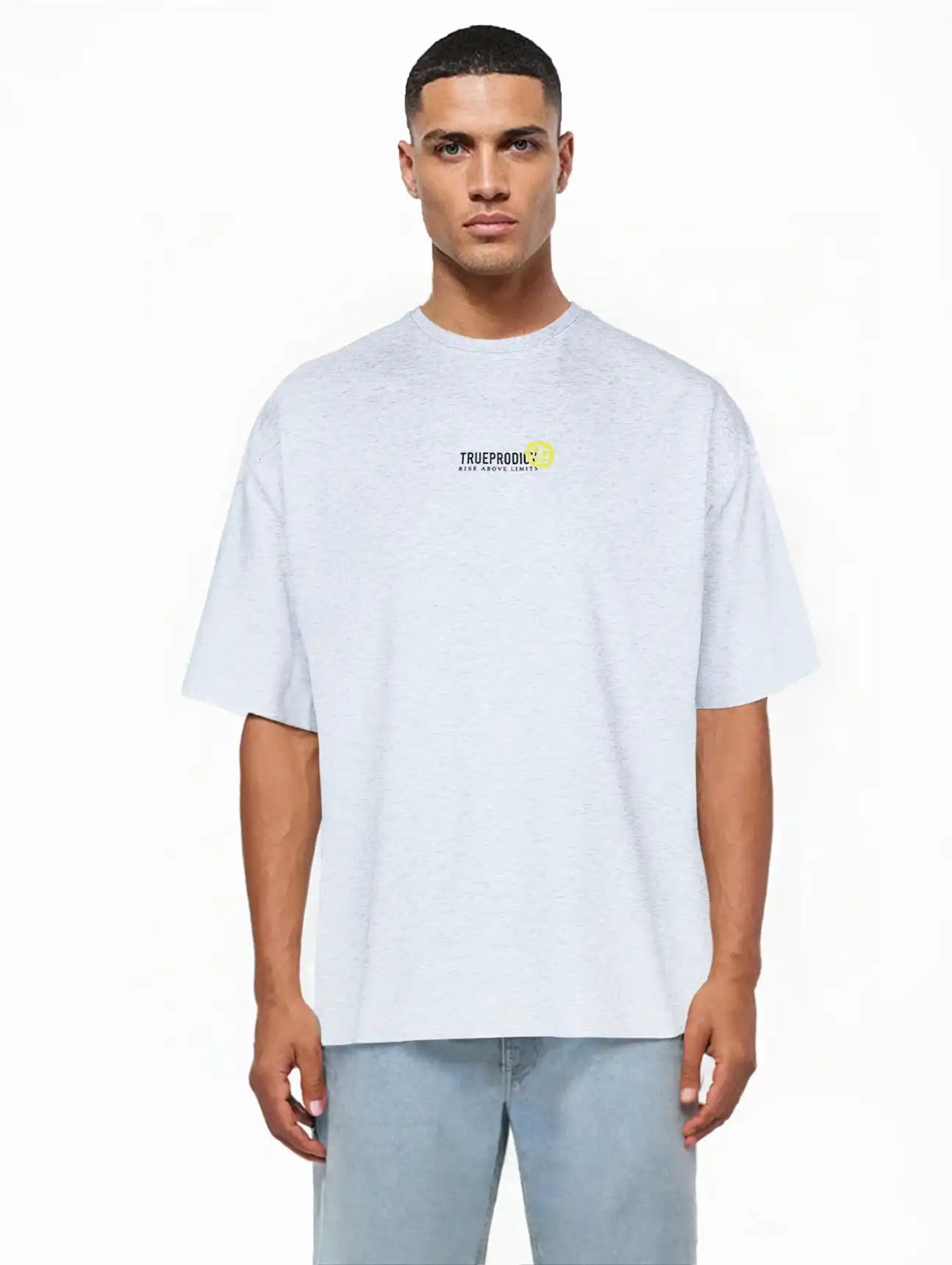 Ein Mann trägt das trueprodigy Juniper Oversize-Herren-T-Shirt mit Logo-Smile-Grafik auf der Brust in Hellgrau, gepaart mit hellblauen Jeans, vor einem schlichten weißen Hintergrund.