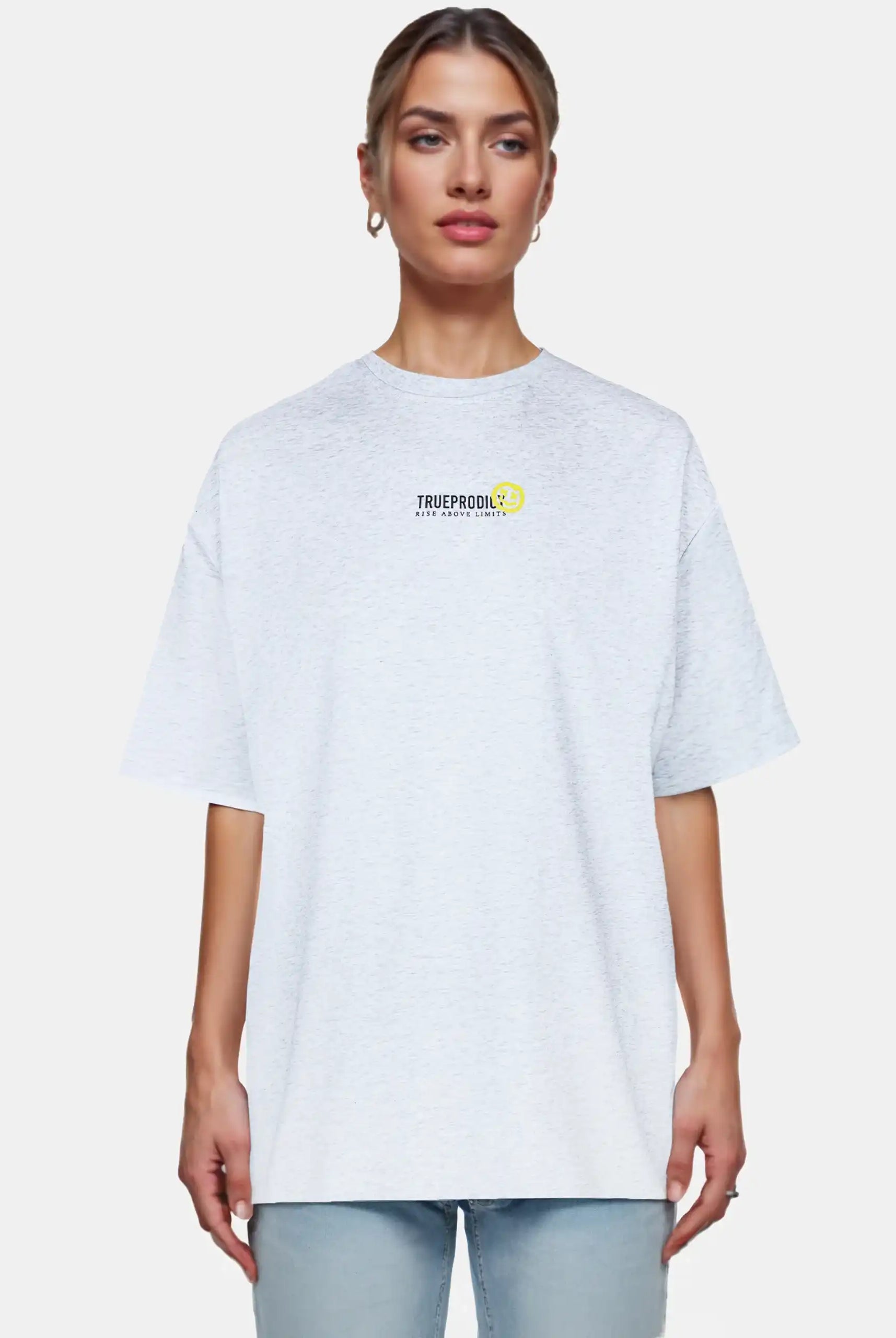 Eine Person steht mit dem Gesicht nach vorne und trägt ein locker sitzendes trueprodigy Juniper F Oversize-Damen-T-Shirt in Hellgrau mit einer Logo-Smile-Grafik auf der Brust, gepaart mit hellblauen Jeans, vor einem schlichten weißen Hintergrund.