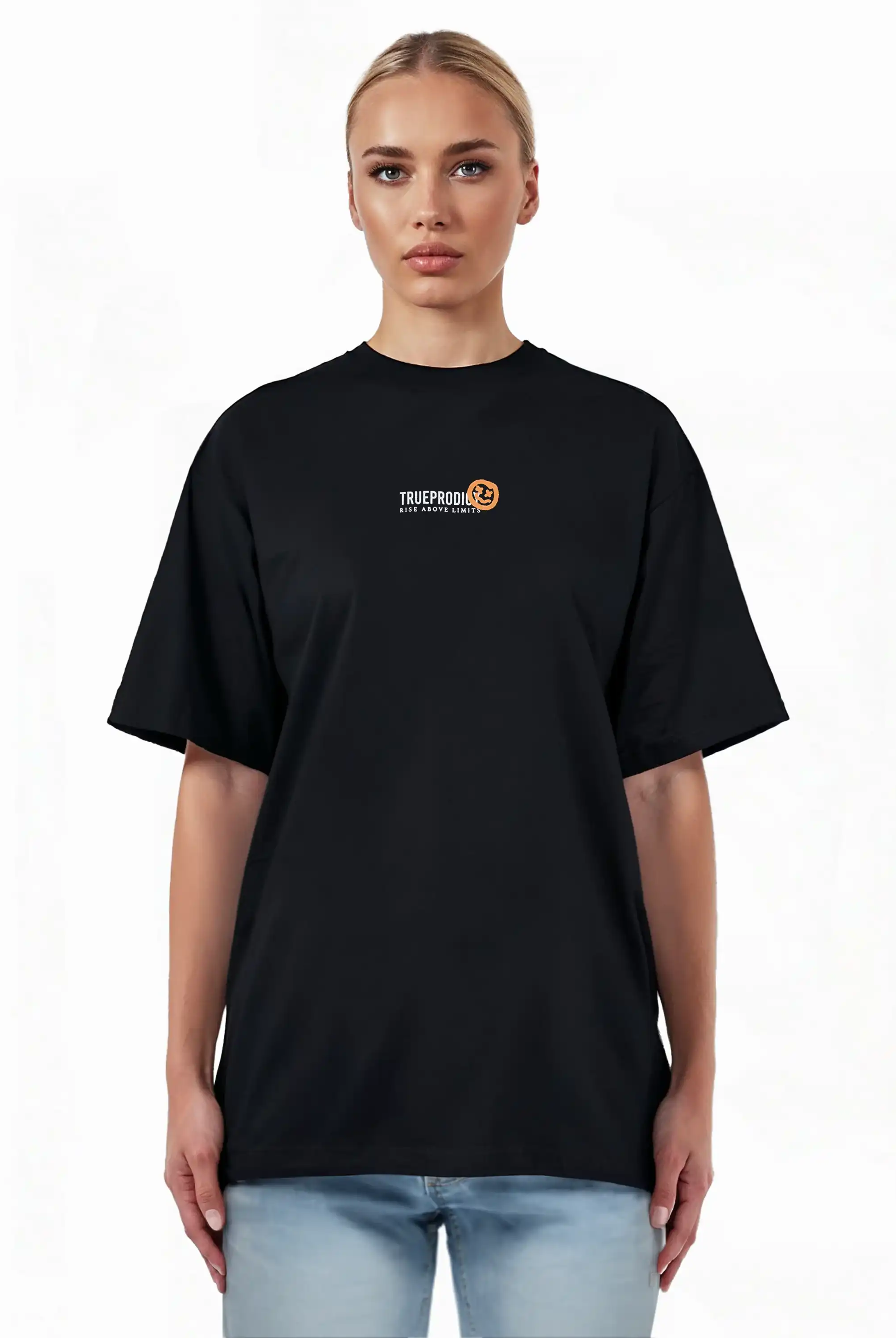 Eine Person steht mit dem Gesicht nach vorne in einem lockeren Juniper F Oversize-Damen-T-Shirt von trueprodigy, das auf der Vorderseite eine Logo-Smile-Grafik zeigt. Der Hintergrund ist einfarbig weiß und sie trägt außerdem eine hellblaue Jeans.