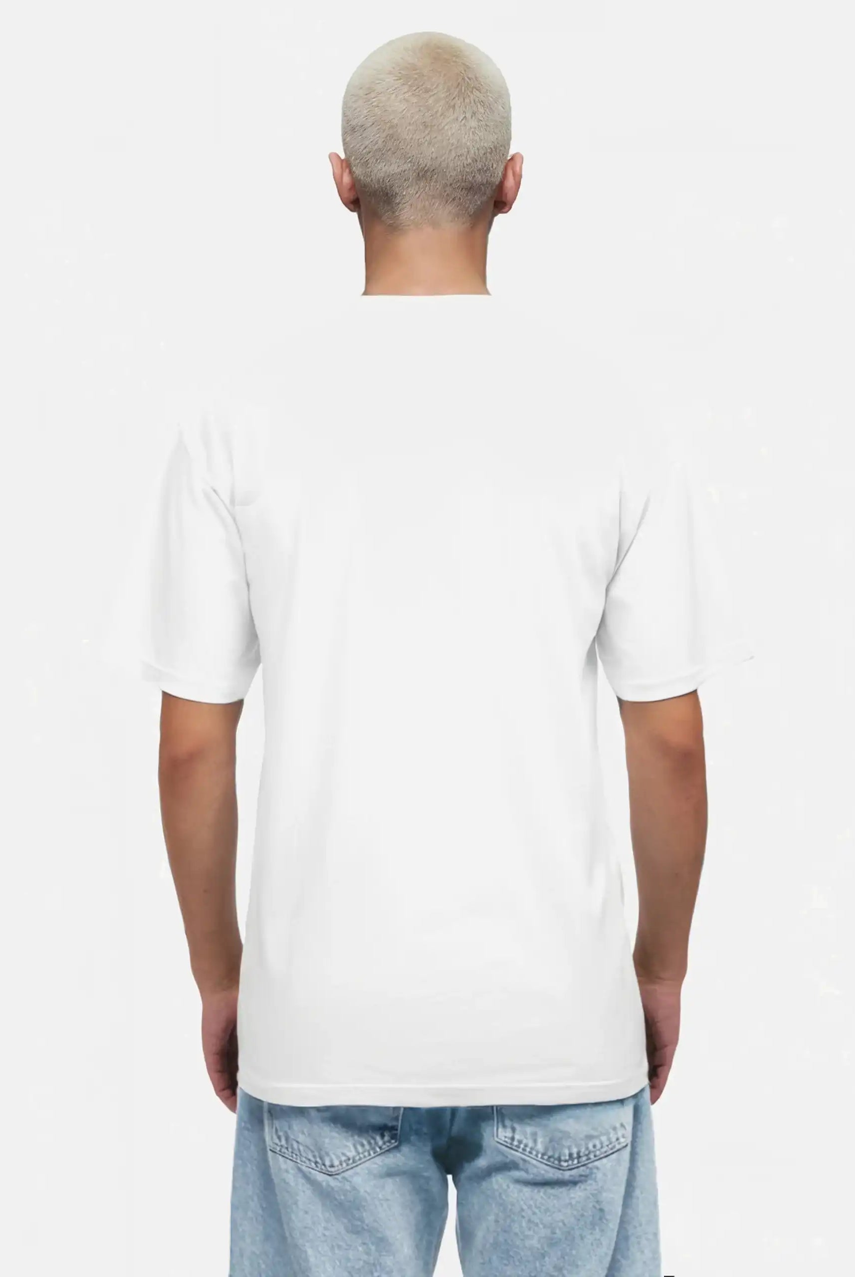 Eine Person mit kurzen, hellen Haaren wird von hinten gezeigt. Sie trägt ein trueprodigy Yuki Oversize-T-Shirt mit Adlergrafik & TPDY-Schriftzug und hellblaue Jeans vor weißem Hintergrund.