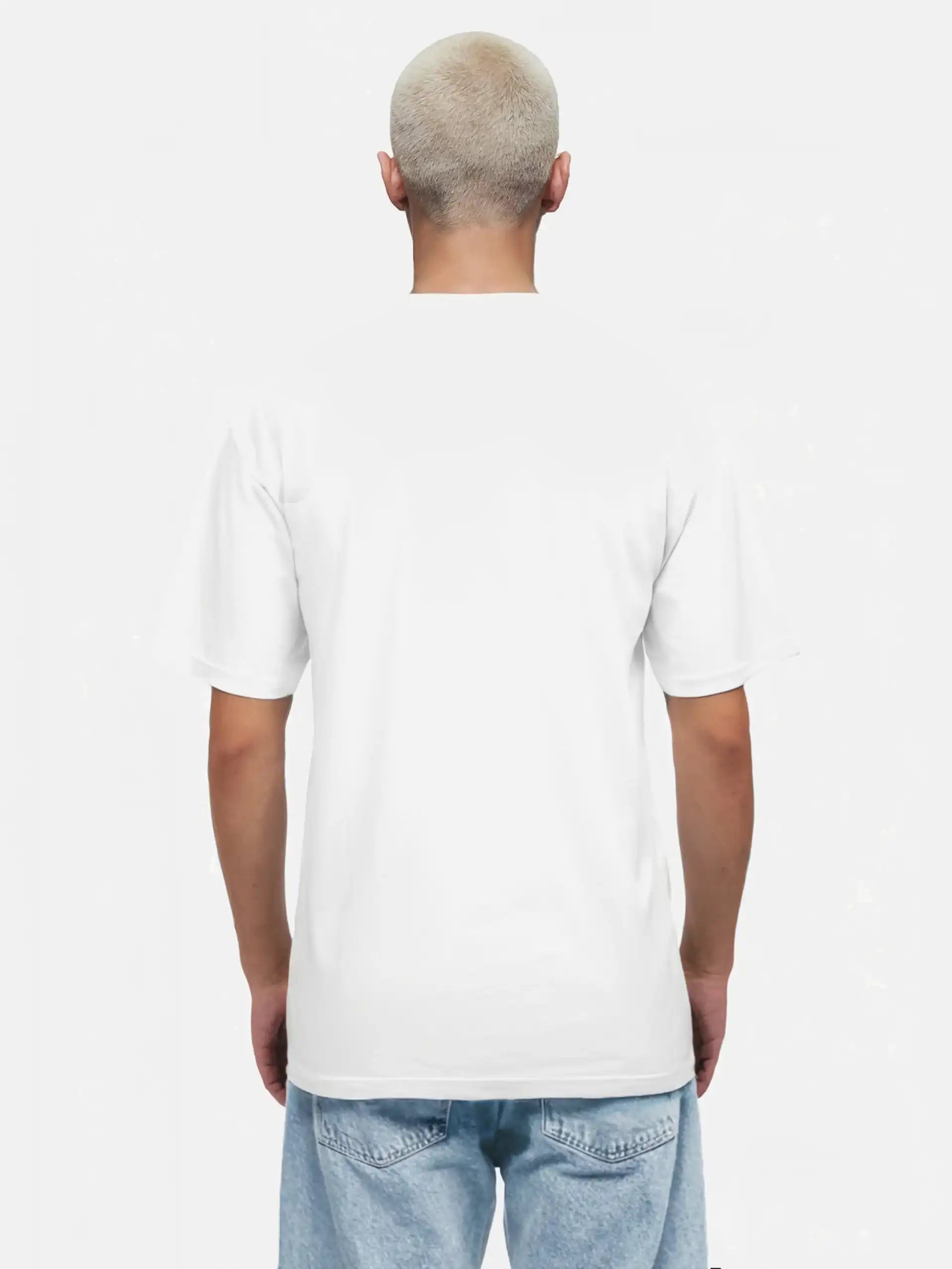 Eine Person mit kurzen, hellen Haaren wird von hinten gezeigt. Sie trägt ein trueprodigy Yuki Oversize-T-Shirt mit Adlergrafik & TPDY-Schriftzug und hellblaue Jeans vor weißem Hintergrund.