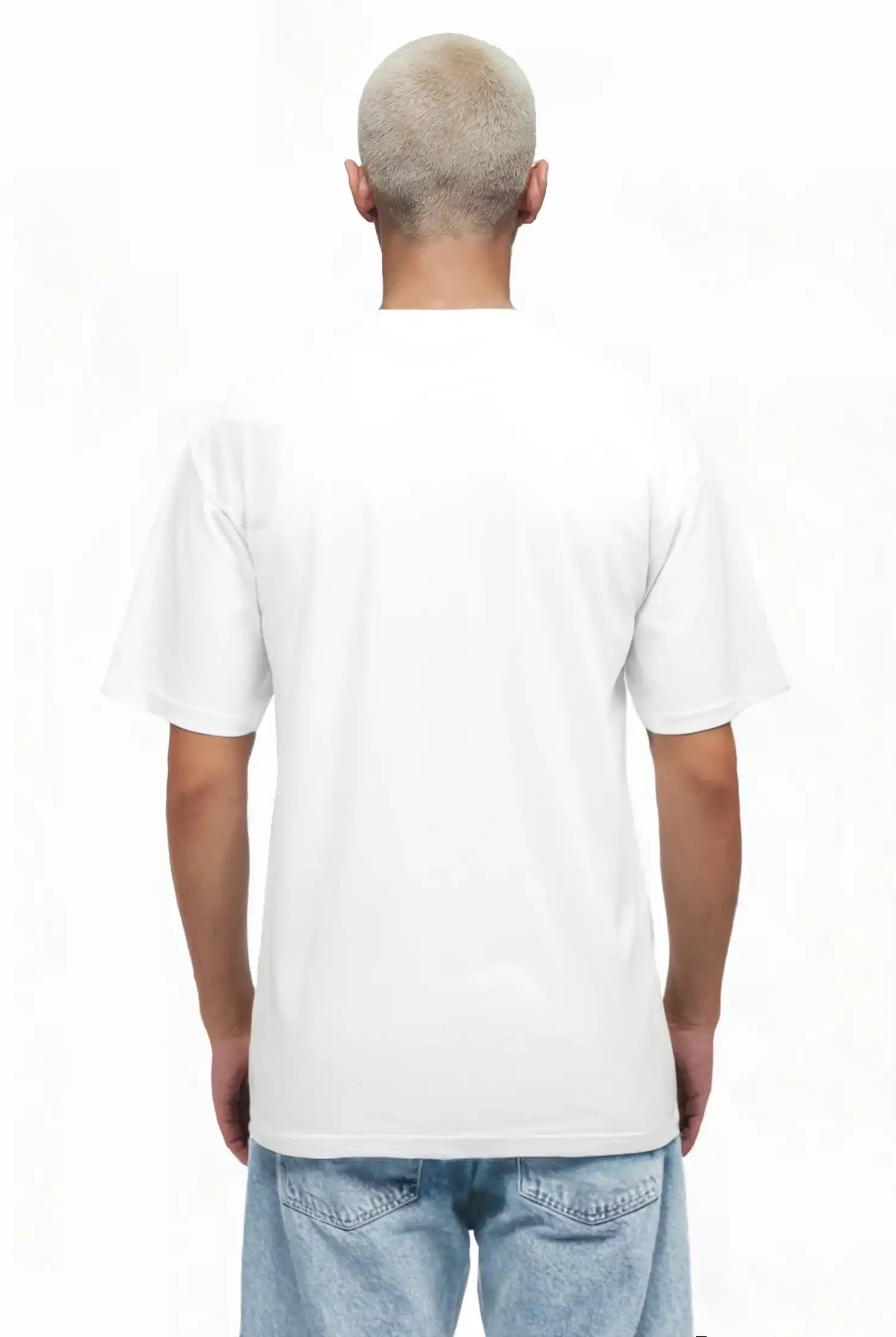 Eine Person mit kurzen, hellen Haaren ist von hinten zu sehen. Sie trägt das trueprodigy Yuki Oversize-T-Shirt mit Adlergrafik & TPDY-Schriftzug und hellblaue Jeans vor einem weißen Hintergrund.