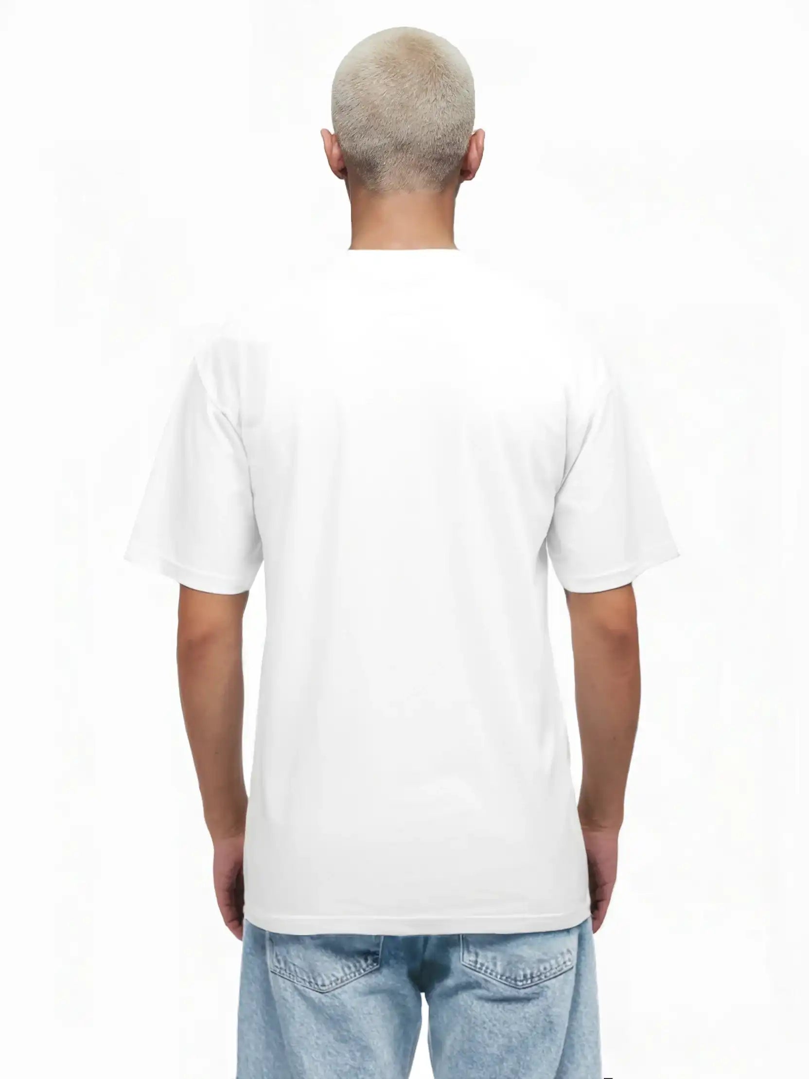 Eine Person mit kurzen, hellen Haaren ist von hinten zu sehen. Sie trägt das trueprodigy Yuki Oversize-T-Shirt mit Adlergrafik & TPDY-Schriftzug und hellblaue Jeans vor einem weißen Hintergrund.