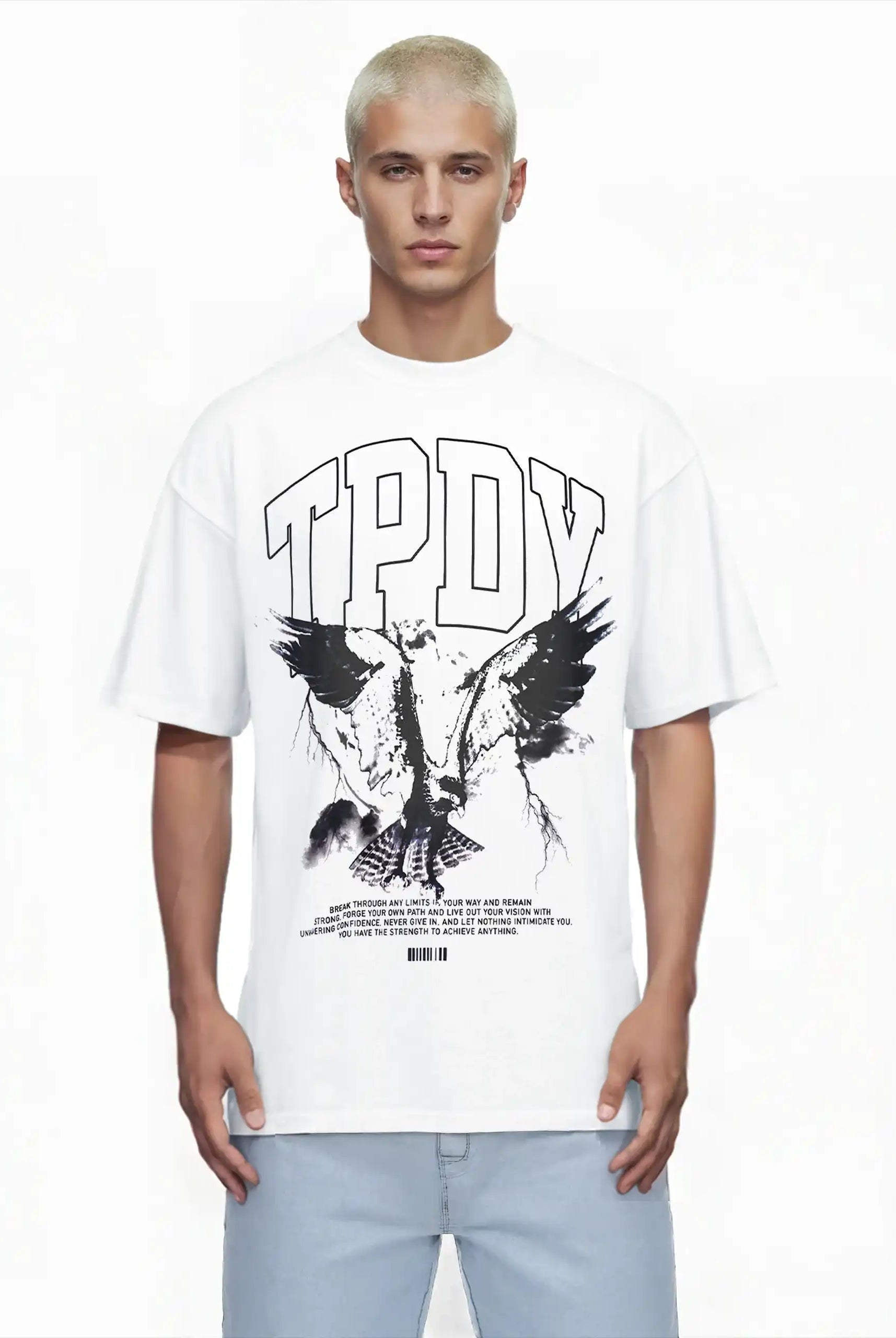 Ein junger Mann mit kurzen blonden Haaren trägt das trueprodigy Yuki Oversize-T-Shirt mit Adlergrafik & TPDY-Schriftzug. Das Shirt ist aus schwerem Jerseystoff gefertigt und zeigt eine große Vogelgrafik, einen TPDY-Schriftzug und einen kleinen Text darunter. Er steht vor einem schlichten weißen Hintergrund.