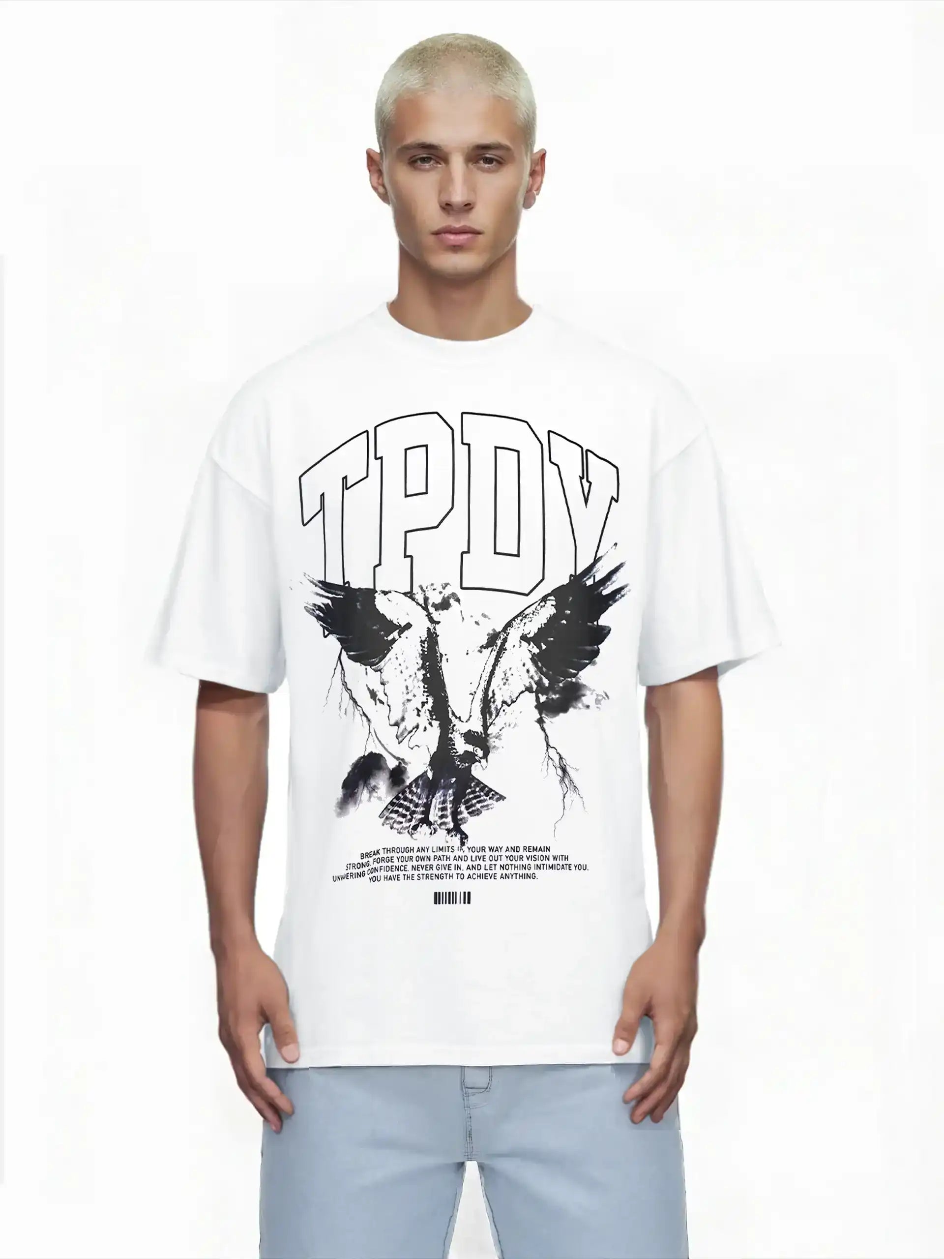 Ein junger Mann mit kurzen blonden Haaren trägt das trueprodigy Yuki Oversize-T-Shirt mit Adlergrafik & TPDY-Schriftzug. Das Shirt ist aus schwerem Jerseystoff gefertigt und zeigt eine große Vogelgrafik, einen TPDY-Schriftzug und einen kleinen Text darunter. Er steht vor einem schlichten weißen Hintergrund.