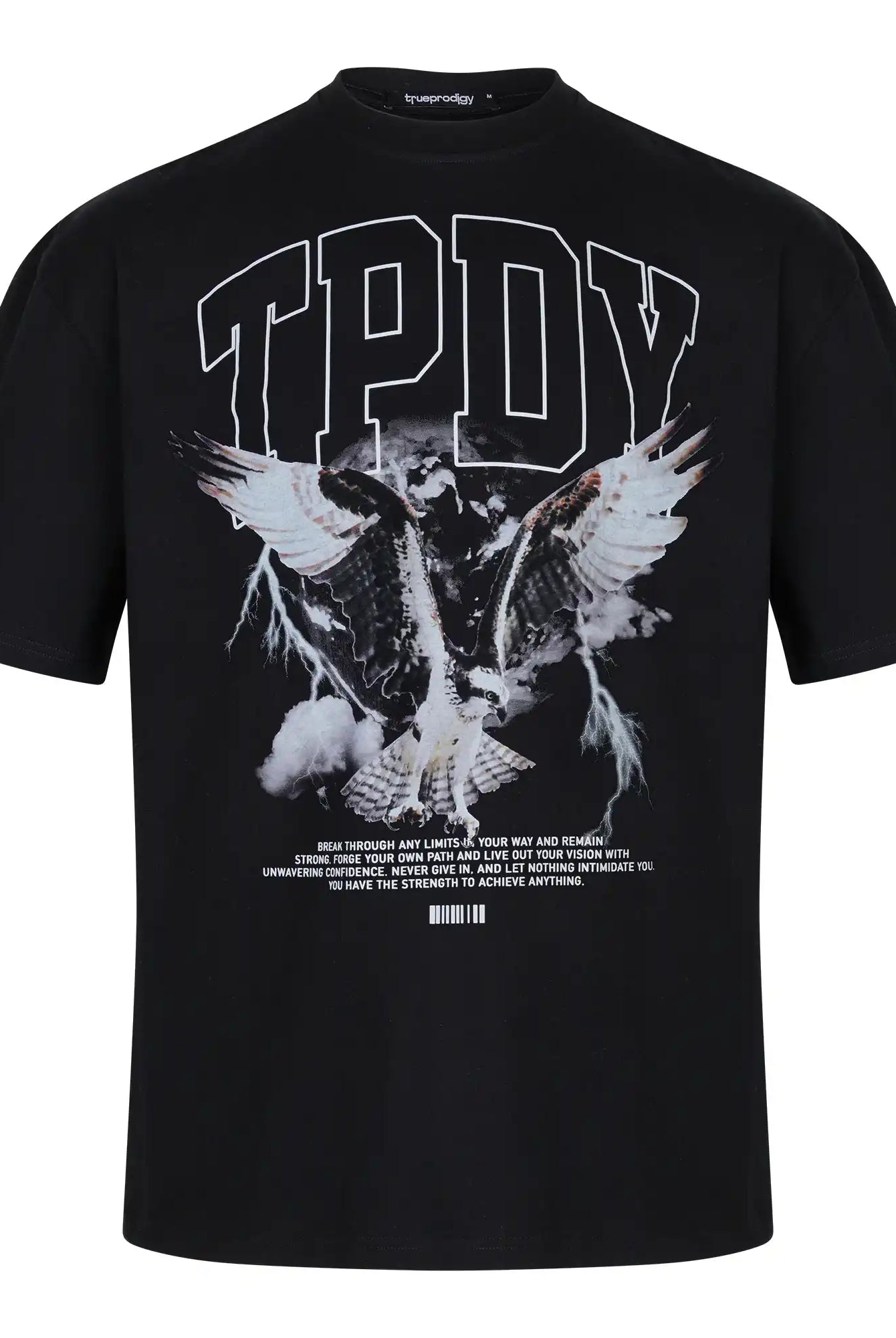 Das Yuki Oversize-T-Shirt mit Adlergrafik & TPDY-Schriftzug von trueprodigy ist ein schwarzes Unisex-Shirt in schwerem Jerseystoff, mit fettem TPDY-Schriftzug, weißem Adler mit ausgebreiteten Flügeln und Blitz, sowie kleinem Text und Barcode darunter.