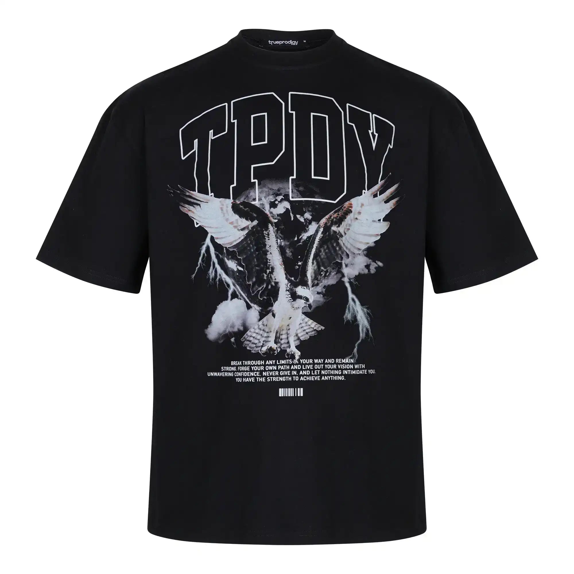 Das Yuki Oversize-T-Shirt mit Adlergrafik & TPDY-Schriftzug von trueprodigy ist ein schwarzes Unisex-Shirt in schwerem Jerseystoff, mit fettem TPDY-Schriftzug, weißem Adler mit ausgebreiteten Flügeln und Blitz, sowie kleinem Text und Barcode darunter.