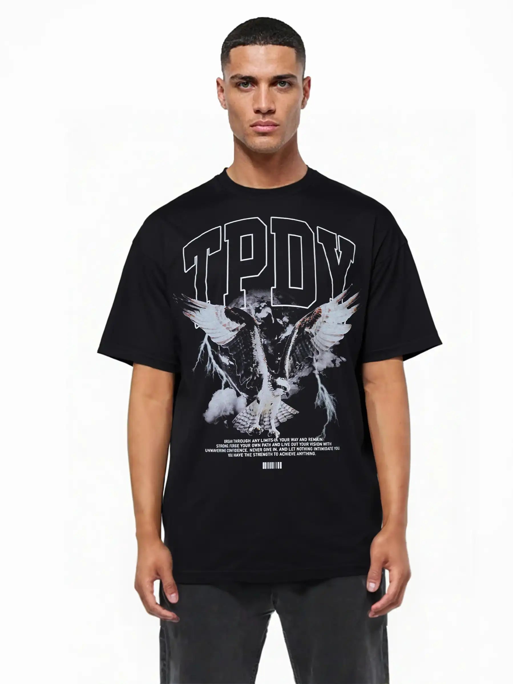 Ein Mann schaut nach vorne und trägt das trueprodigy Yuki Oversize-T-Shirt aus schwerem Jerseystoff, mit großem weißen TPDY-Schriftzug, Adlergrafik mit ausgebreiteten Flügeln und kleinem weißen Text darunter vor weißem Hintergrund.