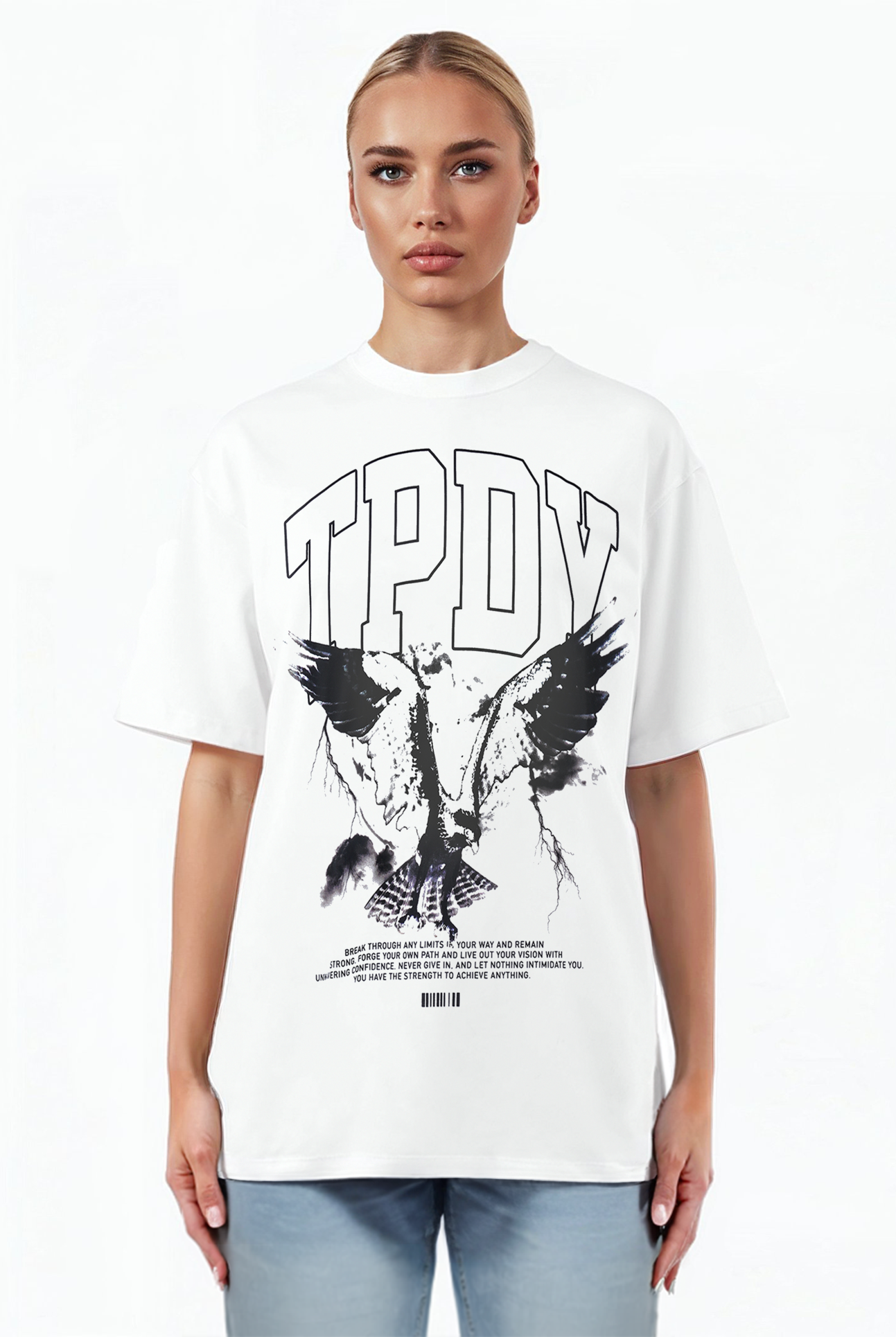 Eine Frau mit zurückgebundenen blonden Haaren trägt ein trueprodigy Oversize-T-Shirt mit Adlergrafik & TRUEPRODIGY-Schriftzug aus schwerem Jerseystoff. Sie steht mit dem Gesicht nach vorne vor einem schlichten weißen Hintergrund.