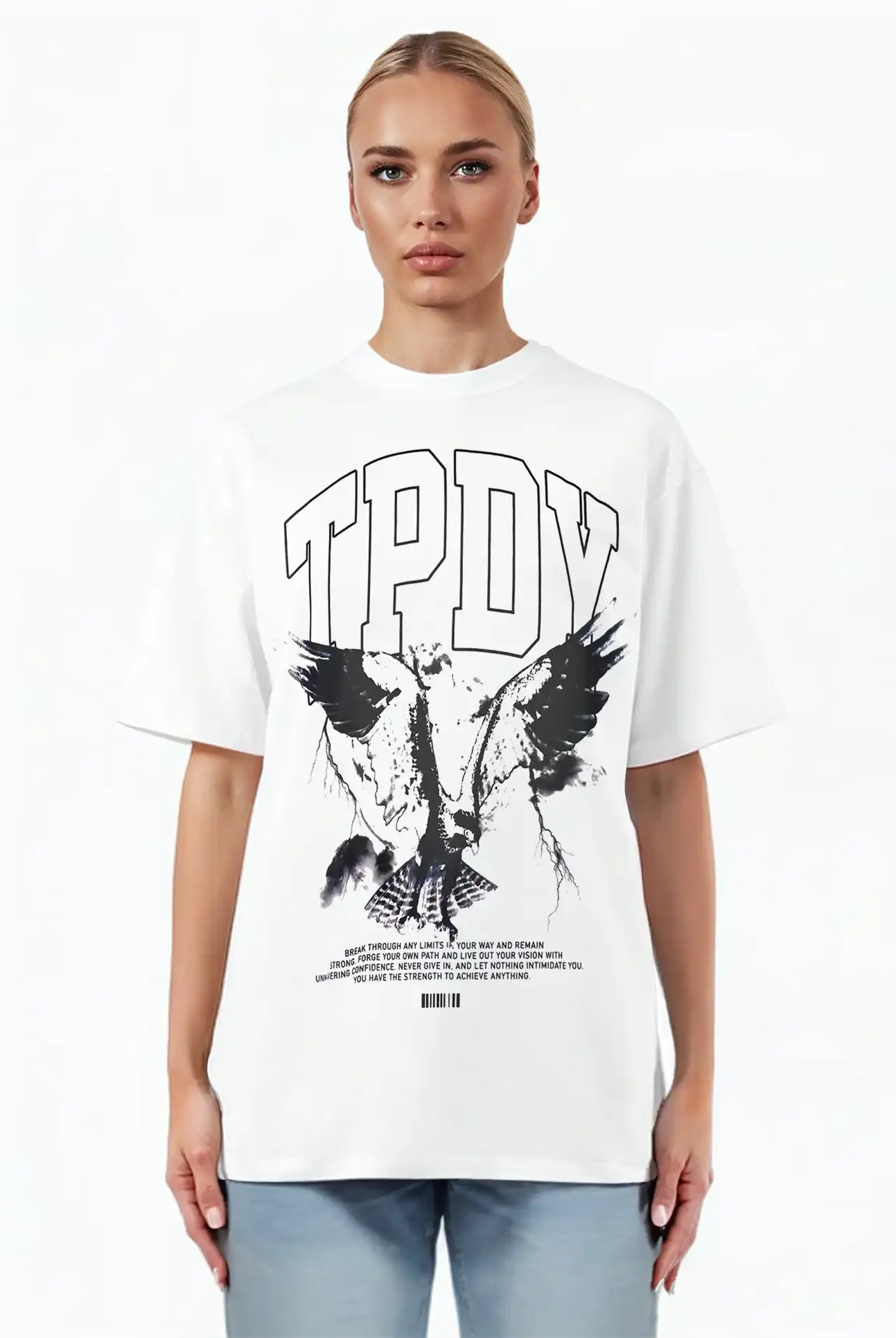 Eine Frau mit zurückgebundenen blonden Haaren trägt ein trueprodigy Oversize-T-Shirt mit Adlergrafik & TRUEPRODIGY-Schriftzug aus schwerem Jerseystoff. Sie steht mit dem Gesicht nach vorne vor einem schlichten weißen Hintergrund.