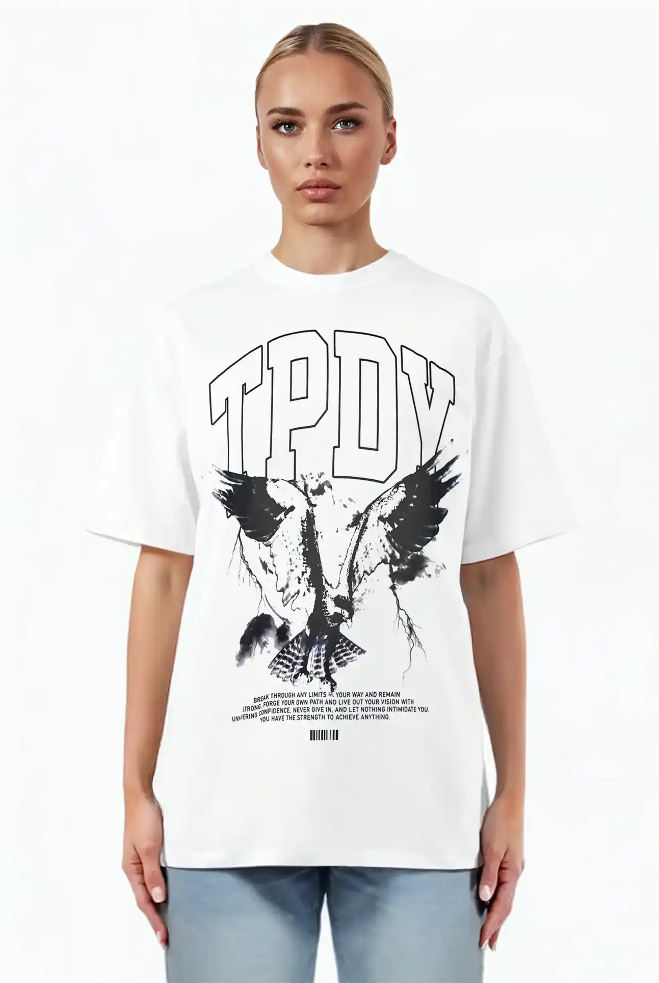 Eine Frau mit zurückgebundenen blonden Haaren trägt ein trueprodigy Oversize-T-Shirt mit Adlergrafik & TRUEPRODIGY-Schriftzug aus schwerem Jerseystoff. Sie steht mit dem Gesicht nach vorne vor einem schlichten weißen Hintergrund.