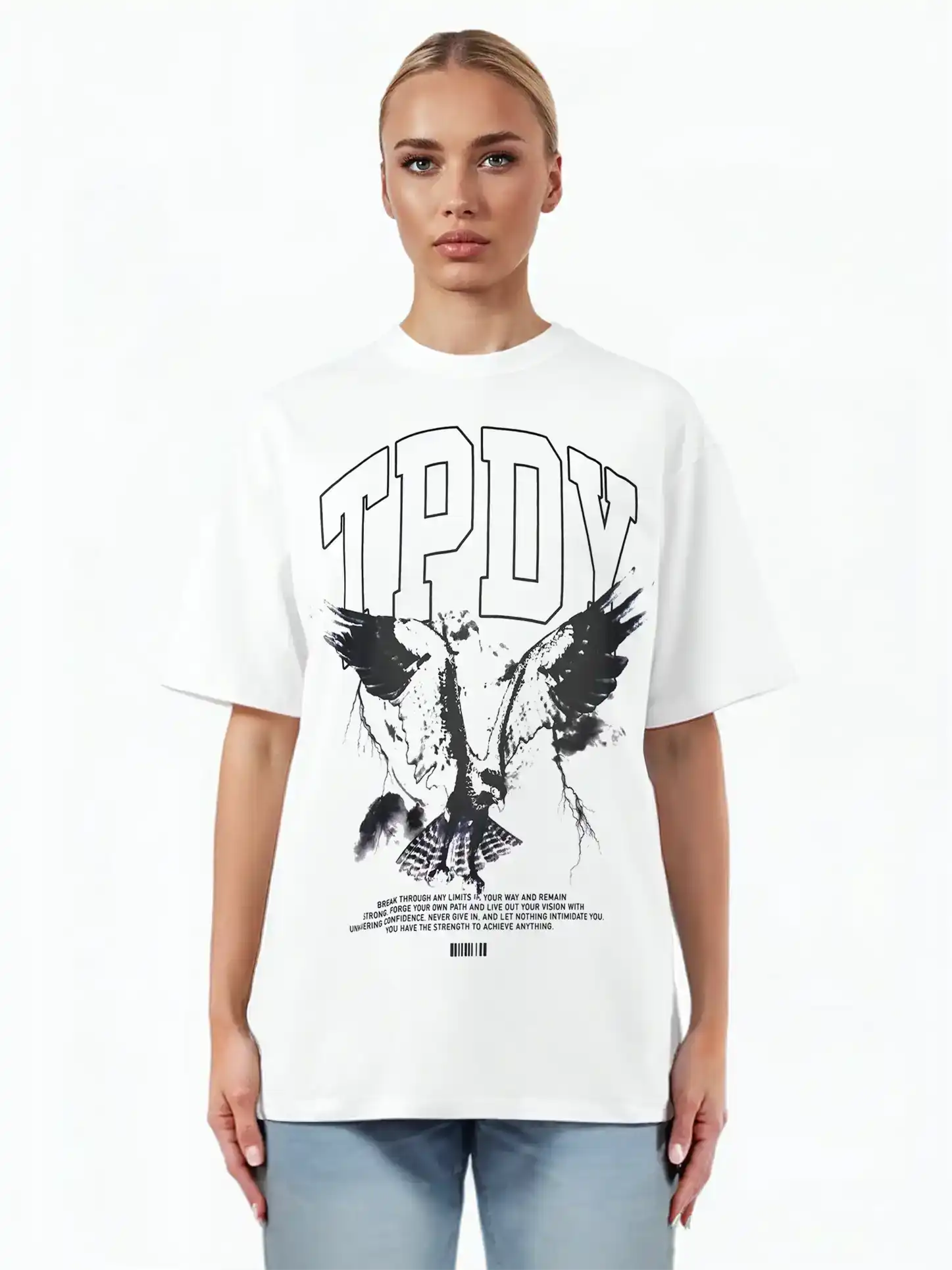 Eine Frau mit zurückgebundenen blonden Haaren trägt ein trueprodigy Oversize-T-Shirt mit Adlergrafik & TRUEPRODIGY-Schriftzug aus schwerem Jerseystoff. Sie steht mit dem Gesicht nach vorne vor einem schlichten weißen Hintergrund.