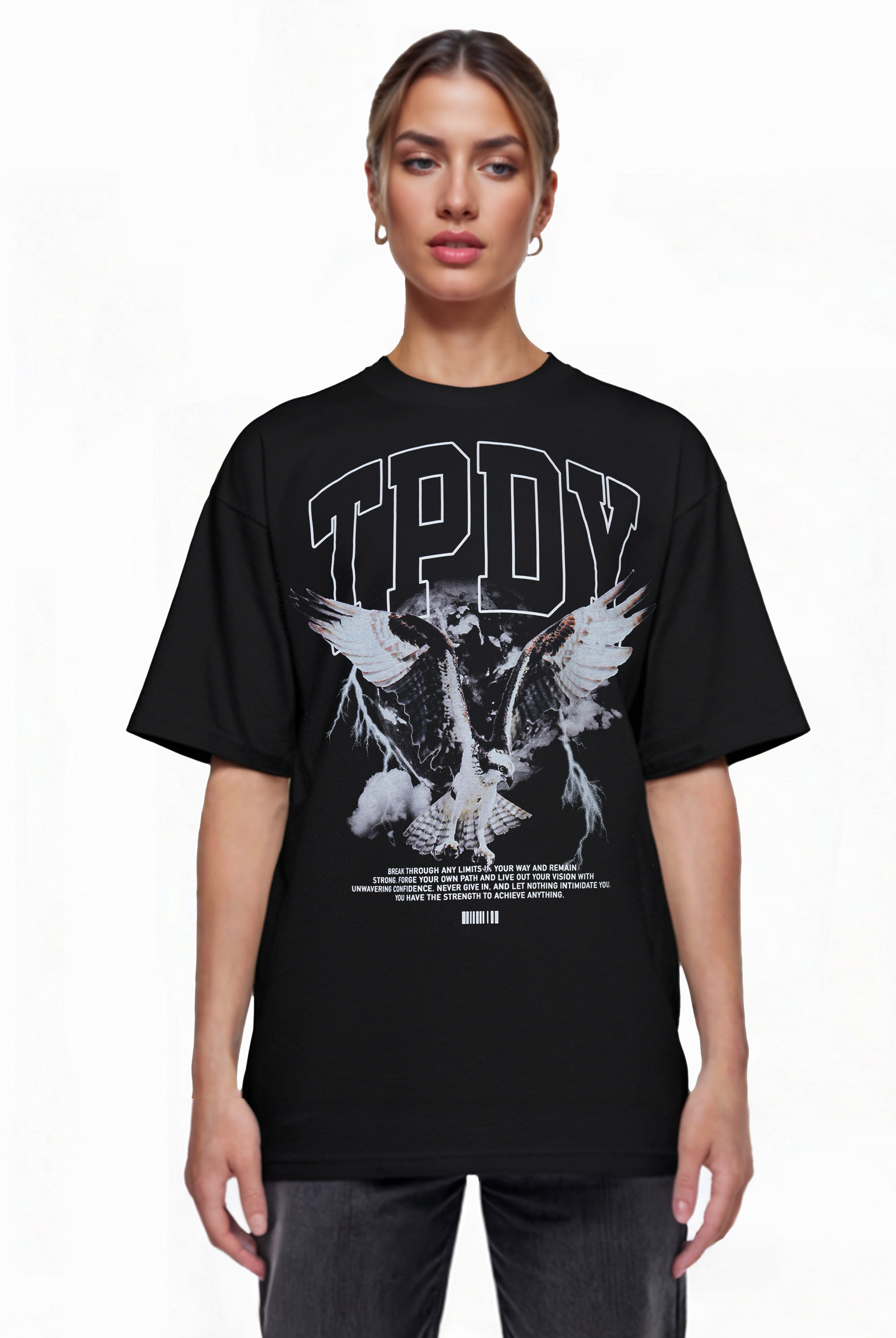 Eine Person steht mit Blick nach vorne in einem trueprodigy Oversize-T-Shirt mit Adlergrafik & TRUEPRODIGY-Schriftzug: loser schwarzer Jersey, "TPDY" in großen weißen Buchstaben, Vogelgrafik mit ausgebreiteten Flügeln, kleiner weißer Text und ein Barcode am unteren Rand.