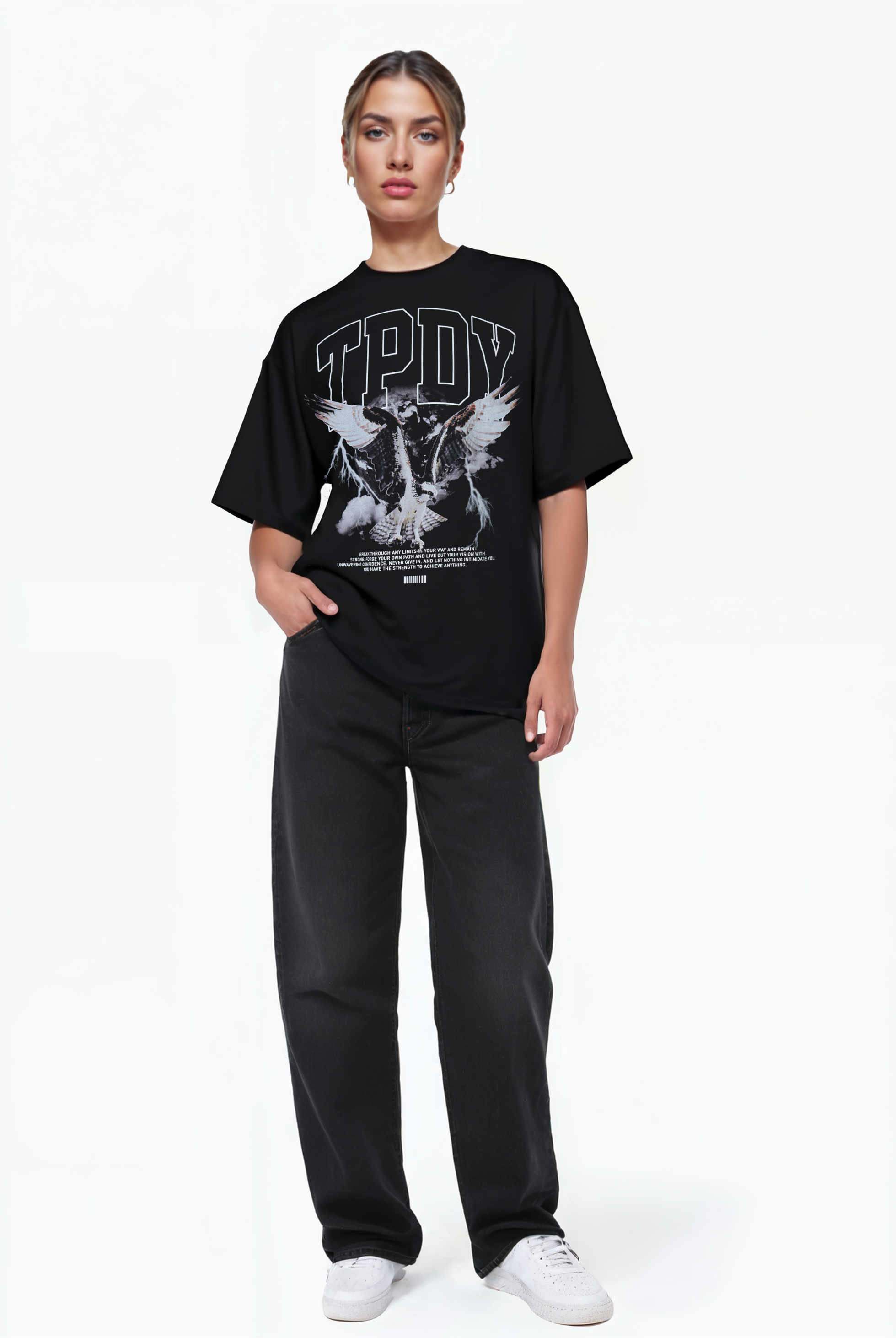 Eine Person steht mit dem Gesicht nach vorne, eine Hand in der Tasche, und trägt ein trueprodigy Oversize-T-Shirt mit Adlergrafik & TRUEPRODIGY-Schriftzug, gepaart mit schwarzen Jeans und weißen Turnschuhen vor einem schlichten weißen Hintergrund.