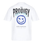 Das Hajin Oversize-T-Shirt von trueprodigy in weiß aus schwerem Jerseystoff hat einen großen schwarzen PRODIGY- und TRUE-Schriftzug, einen blauen Graffiti-Schriftzug HAPPY MIND mit Sprüh-Smiley und einen kleinen Schriftzug am unteren Rand.