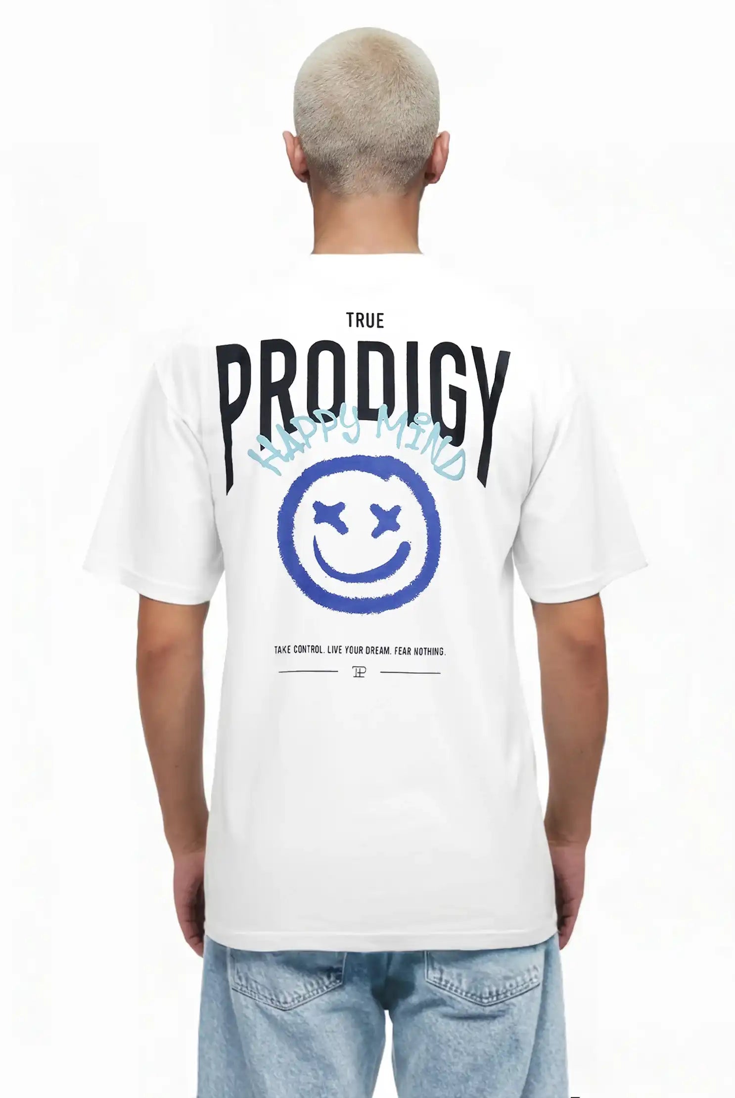 Eine Person mit kurzen, hellen Haaren trägt das trueprodigy Hajin Oversize-T-Shirt mit Sprüh-Smiley, "trueprodigy"-Branding und "Happy Mind"-Aufdruck auf dem Rücken.