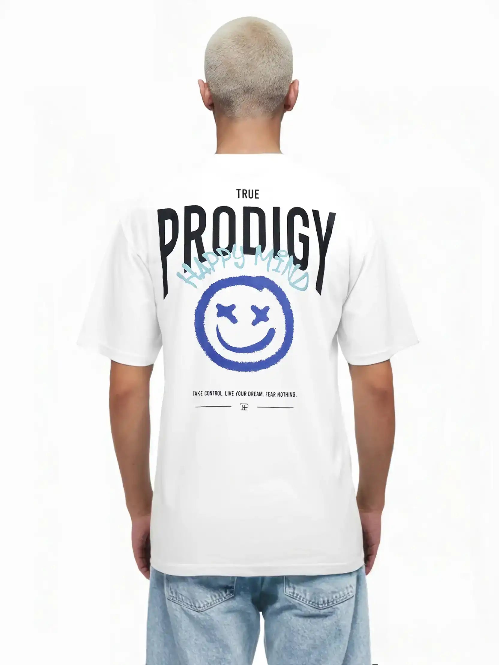 Eine Person mit kurzen, hellen Haaren trägt das trueprodigy Hajin Oversize-T-Shirt mit Sprüh-Smiley, "trueprodigy"-Branding und "Happy Mind"-Aufdruck auf dem Rücken.