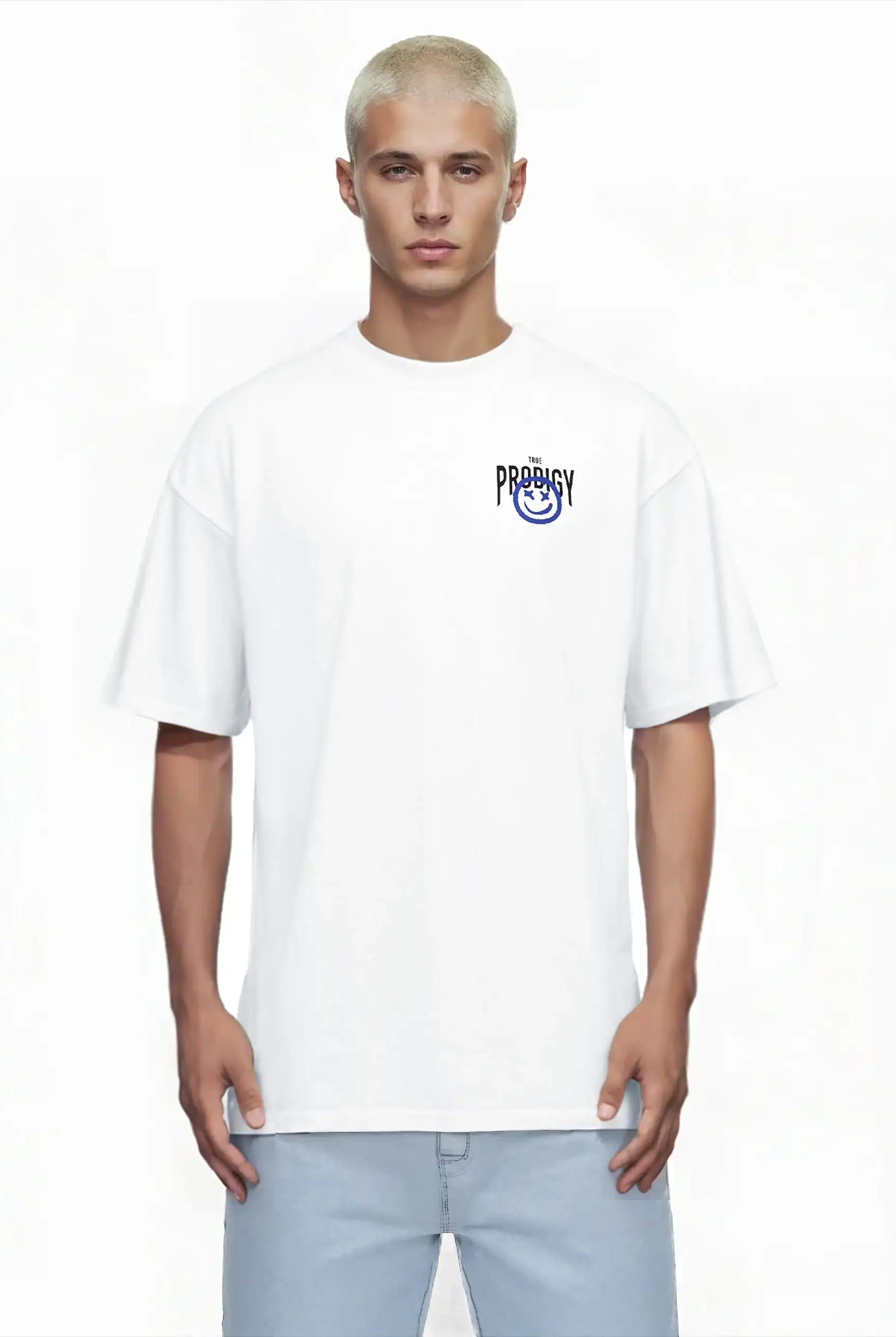 Eine Person mit kurzen blonden Haaren trägt das trueprodigy Hajin Oversize-T-Shirt mit Spray-Smiley & Rückenprint "Happy Mind", gepaart mit hellblauen Jeans, vor einem schlichten weißen Hintergrund.