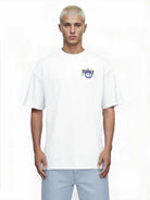 Eine Person mit kurzen blonden Haaren trägt das trueprodigy Hajin Oversize-T-Shirt mit Spray-Smiley & Rückenprint "Happy Mind", gepaart mit hellblauen Jeans, vor einem schlichten weißen Hintergrund.